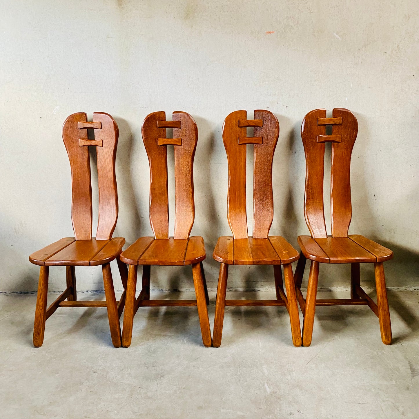 Set aus 4 Esszimmerstühlen im brutalistischen Stil aus massiver Eiche von Kunstmeubelen De Puydt, Belgien, 1970