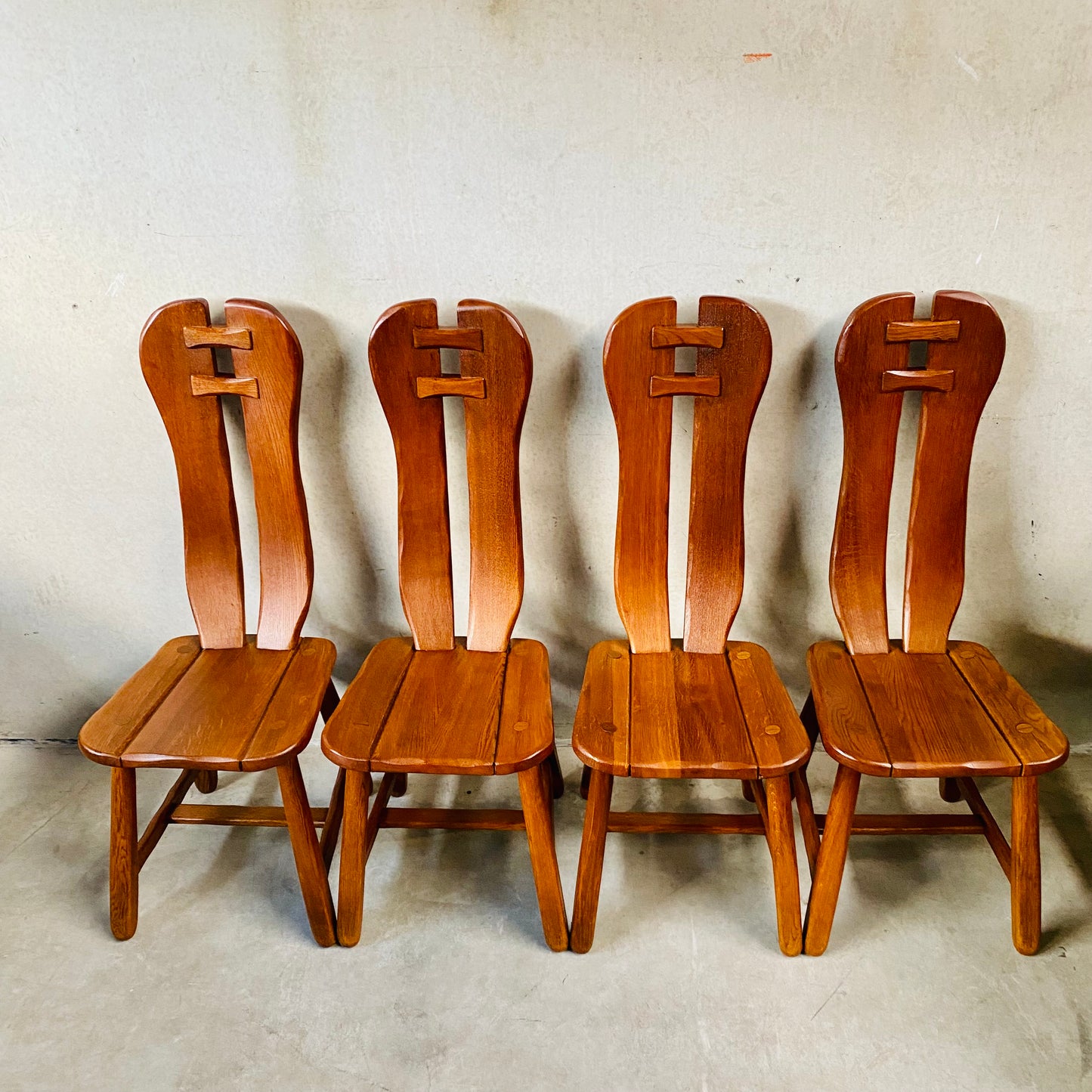 Set aus 4 Esszimmerstühlen im brutalistischen Stil aus massiver Eiche von Kunstmeubelen De Puydt, Belgien, 1970