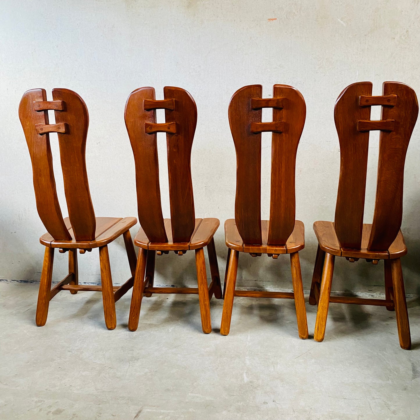 Set aus 4 Esszimmerstühlen im brutalistischen Stil aus massiver Eiche von Kunstmeubelen De Puydt, Belgien, 1970