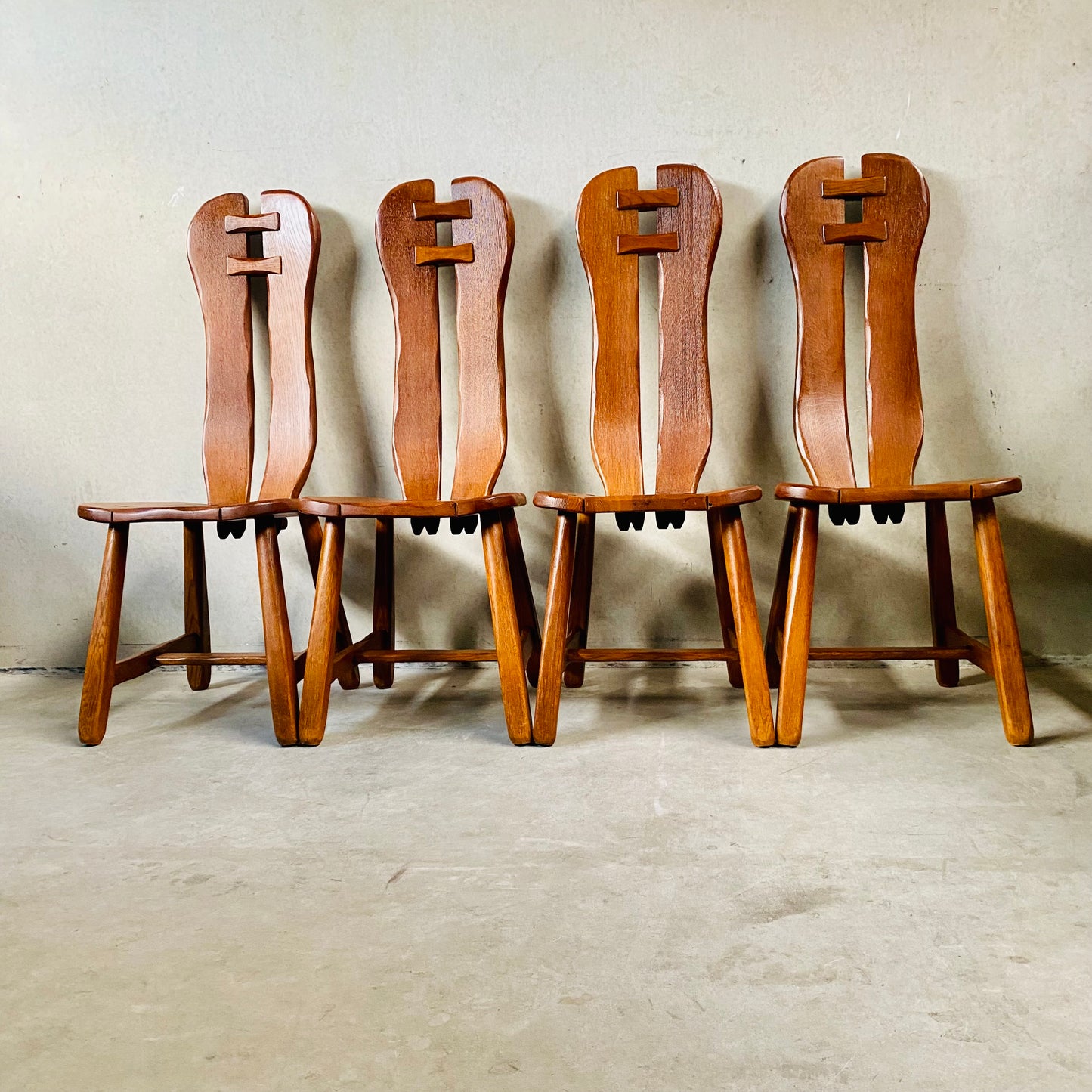 Set aus 4 Esszimmerstühlen im brutalistischen Stil aus massiver Eiche von Kunstmeubelen De Puydt, Belgien, 1970