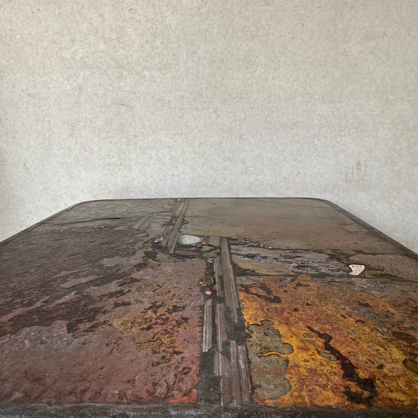 Brutalistischer rechteckiger Couchtisch aus Schiefer und Achat von Paul Kingma, 1989