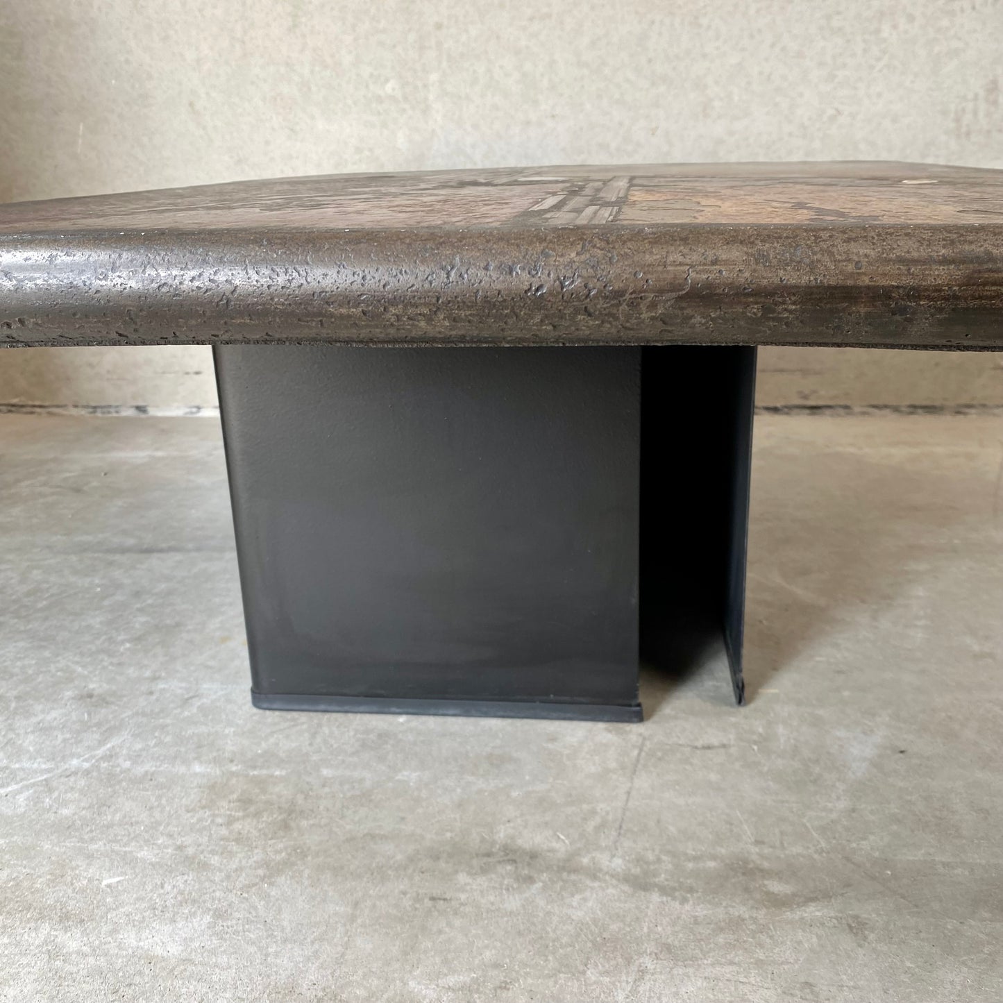 Brutalistischer rechteckiger Couchtisch aus Schiefer und Achat von Paul Kingma, 1989
