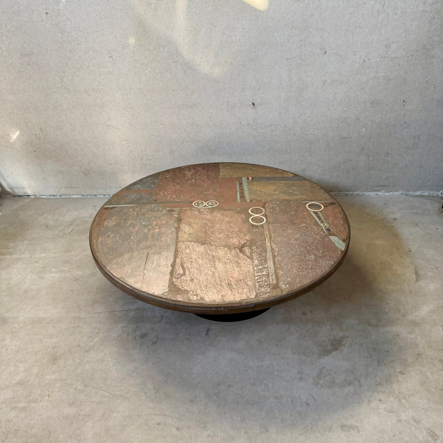 Table basse ronde en ardoise de style brutaliste, œuvre du sculpteur Paul Kingma, Pays-Bas, 1982