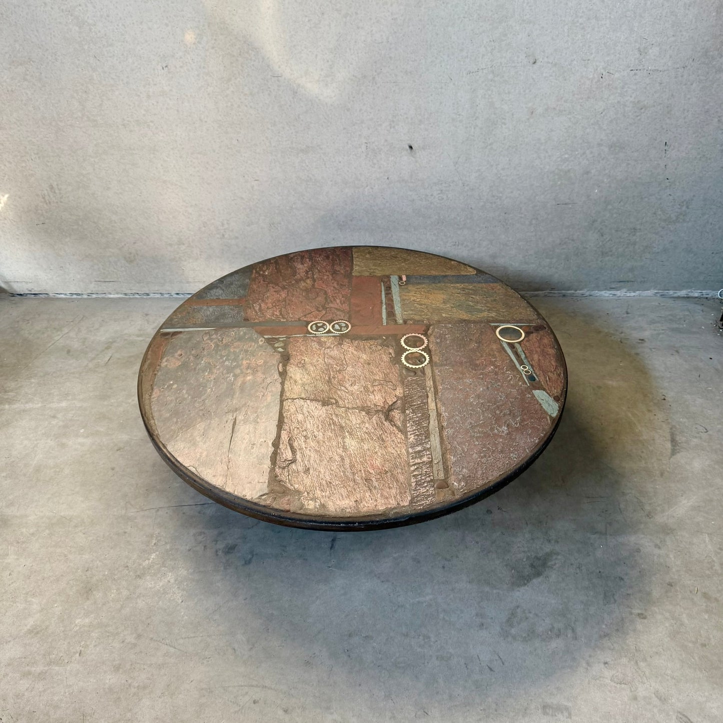Table basse ronde en ardoise de style brutaliste, œuvre du sculpteur Paul Kingma, Pays-Bas, 1982