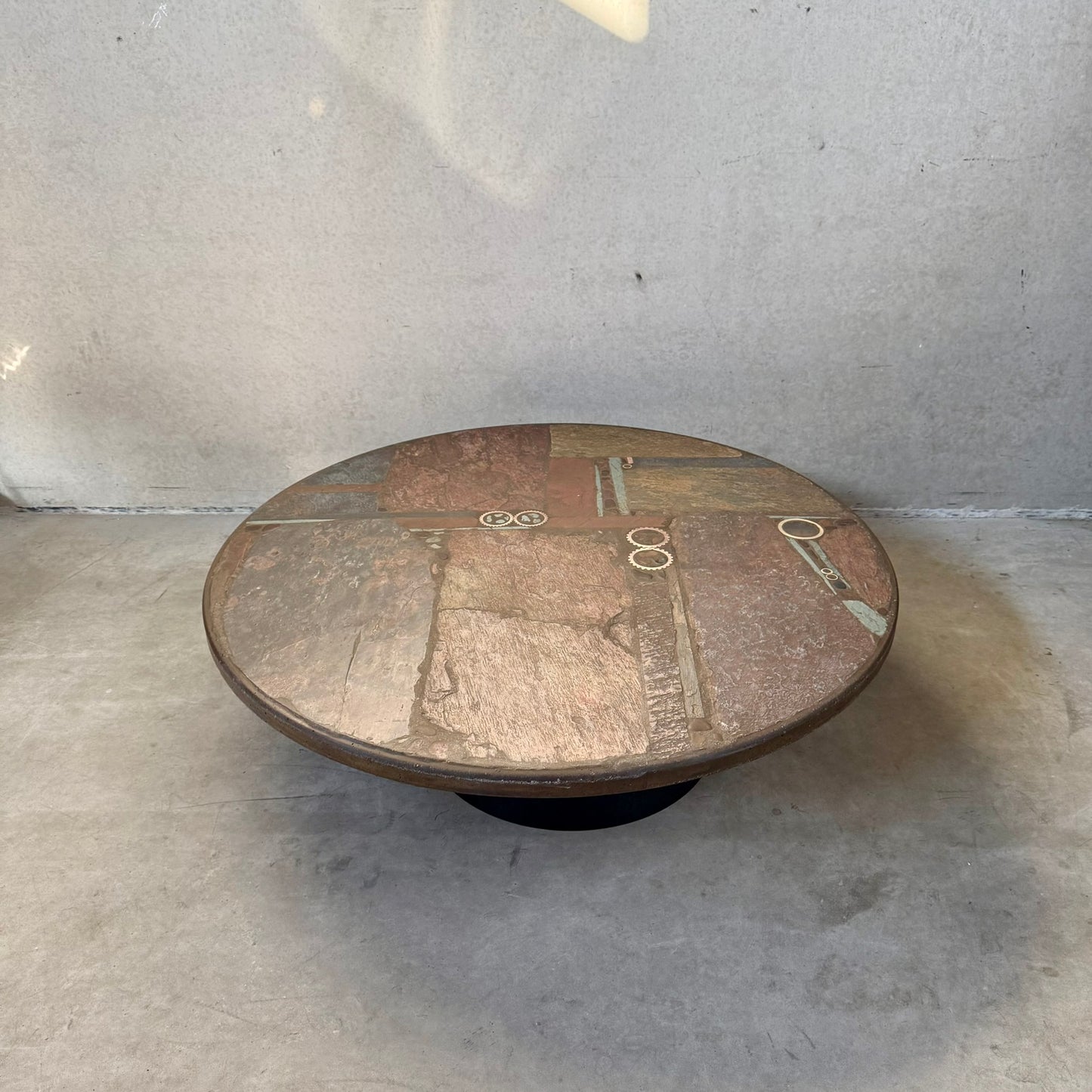 Table basse ronde en ardoise de style brutaliste, œuvre du sculpteur Paul Kingma, Pays-Bas, 1982