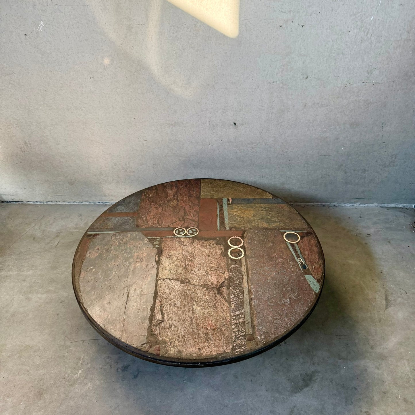 Table basse ronde en ardoise de style brutaliste, œuvre du sculpteur Paul Kingma, Pays-Bas, 1982