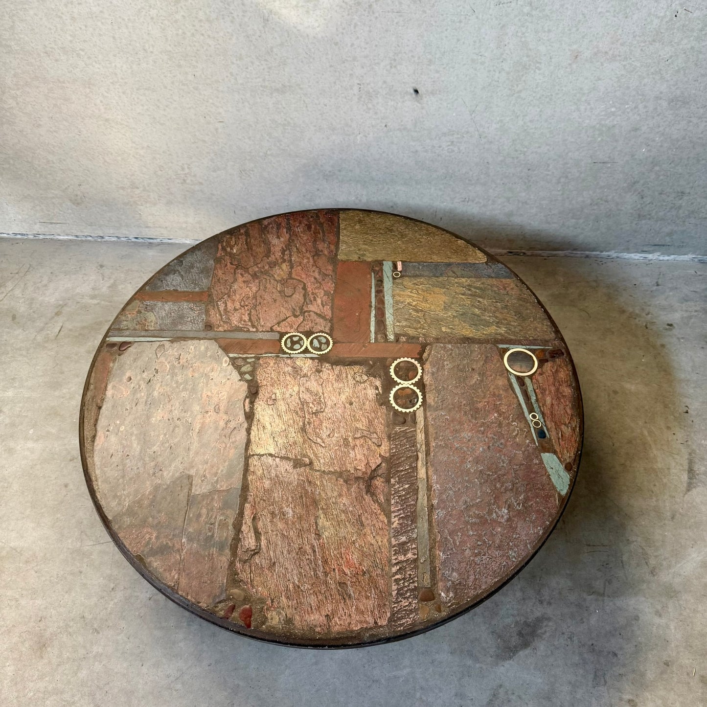 Table basse ronde en ardoise de style brutaliste, œuvre du sculpteur Paul Kingma, Pays-Bas, 1982