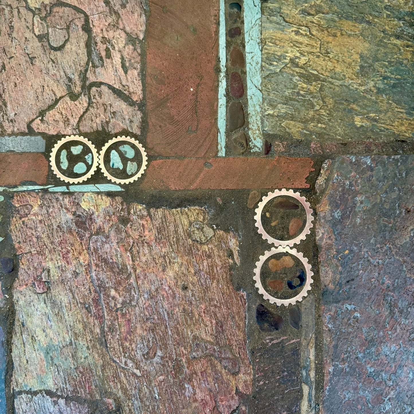 Table basse ronde en ardoise de style brutaliste, œuvre du sculpteur Paul Kingma, Pays-Bas, 1982