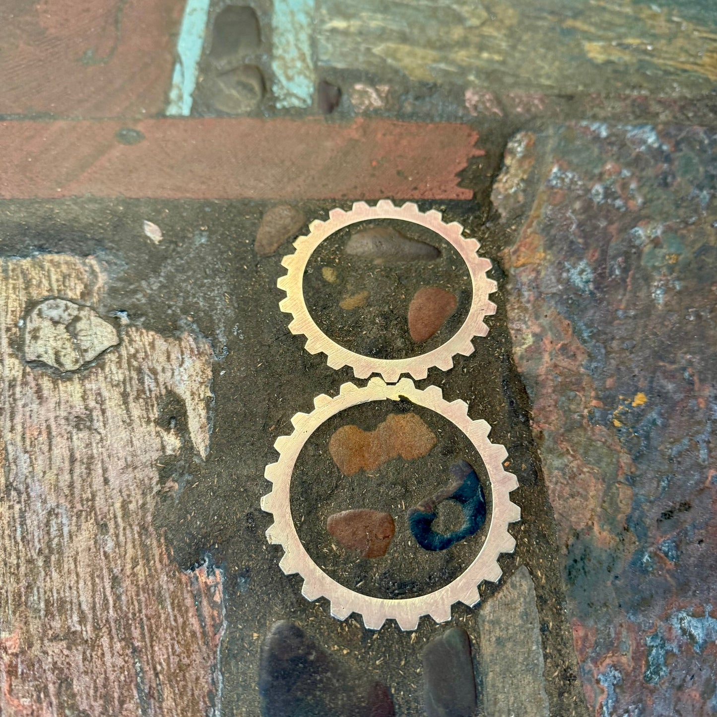 Table basse ronde en ardoise de style brutaliste, œuvre du sculpteur Paul Kingma, Pays-Bas, 1982