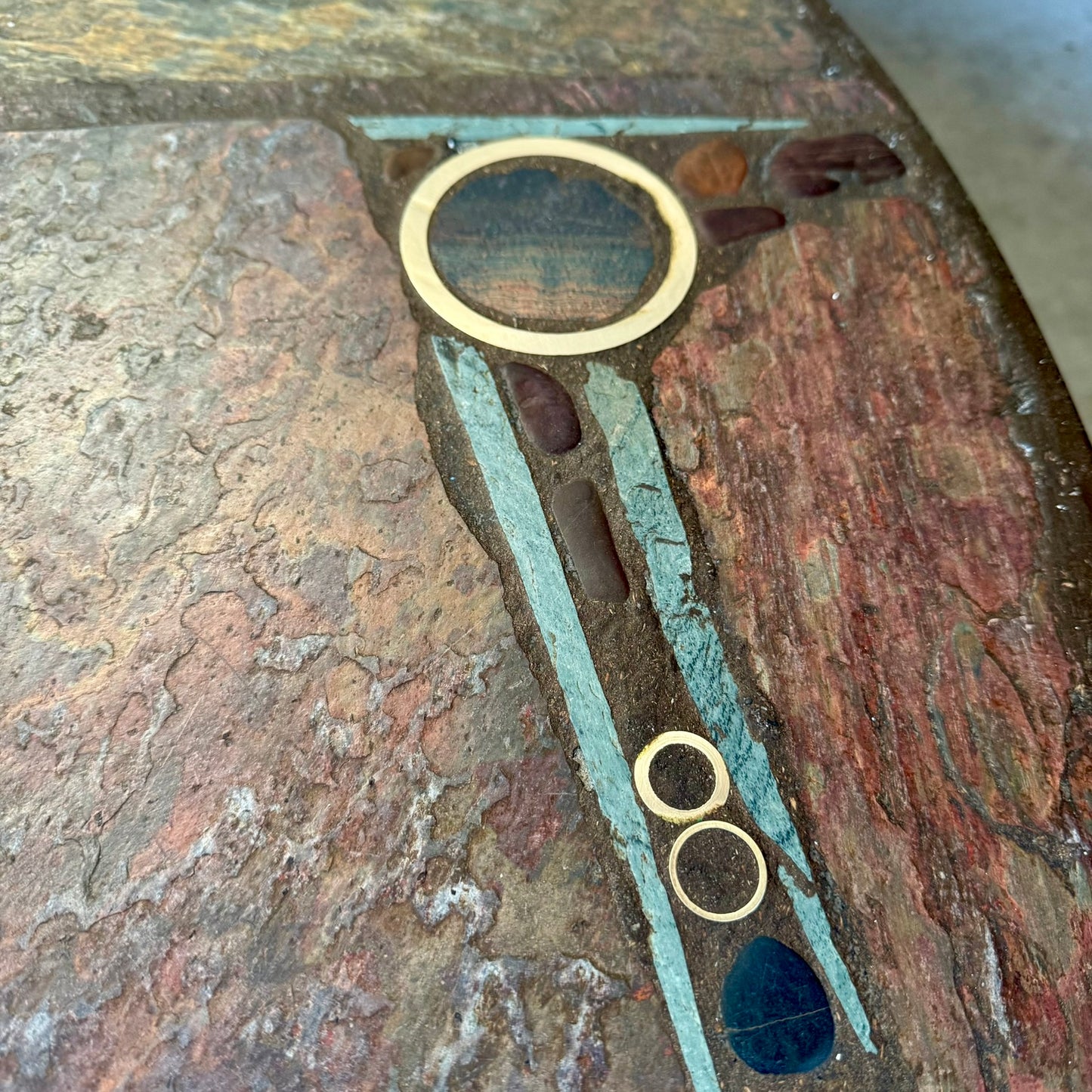 Table basse ronde en ardoise de style brutaliste, œuvre du sculpteur Paul Kingma, Pays-Bas, 1982