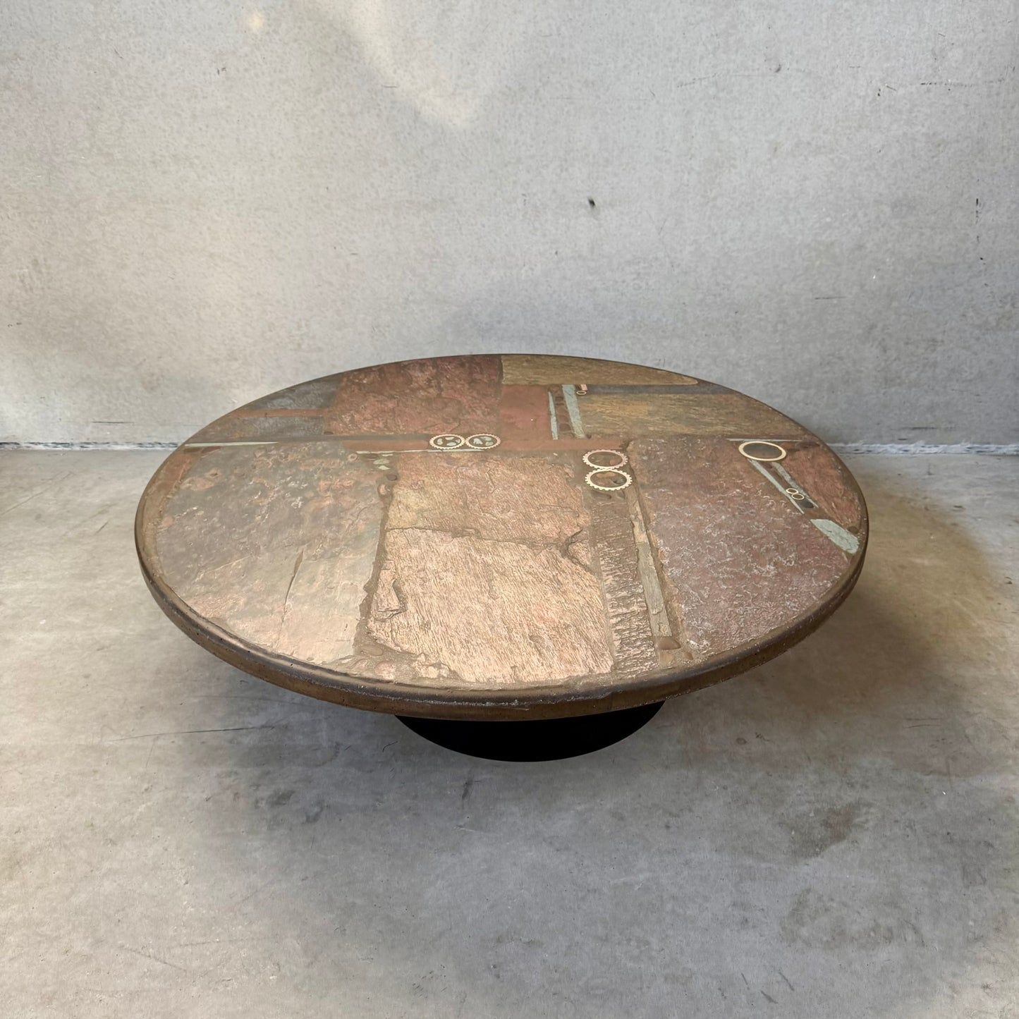 Table basse ronde en ardoise de style brutaliste, œuvre du sculpteur Paul Kingma, Pays-Bas, 1982