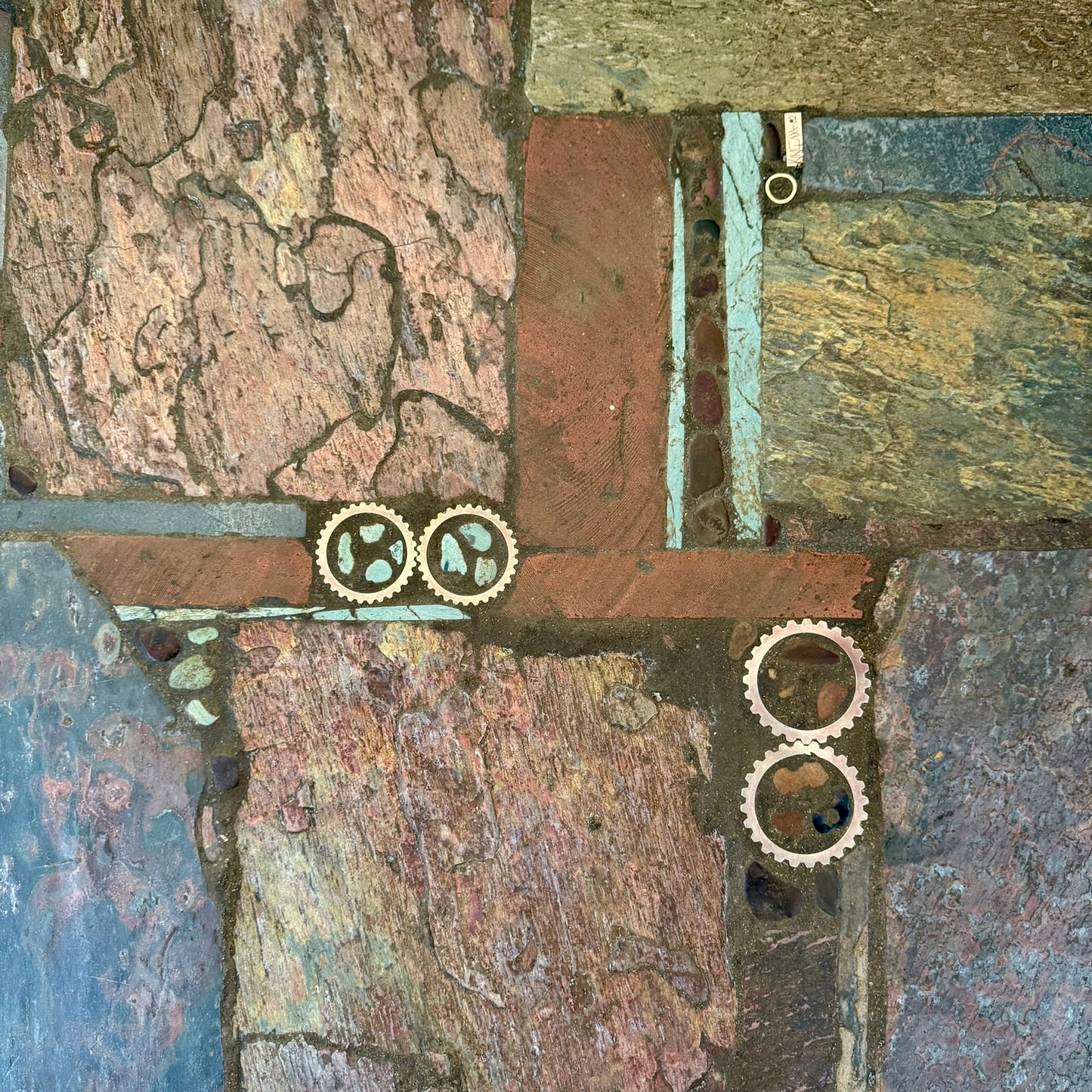 Table basse ronde en ardoise de style brutaliste, œuvre du sculpteur Paul Kingma, Pays-Bas, 1982