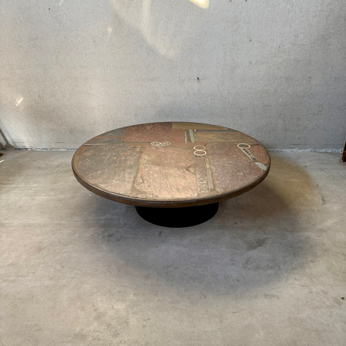 Table basse ronde en ardoise de style brutaliste, œuvre du sculpteur Paul Kingma, Pays-Bas, 1982