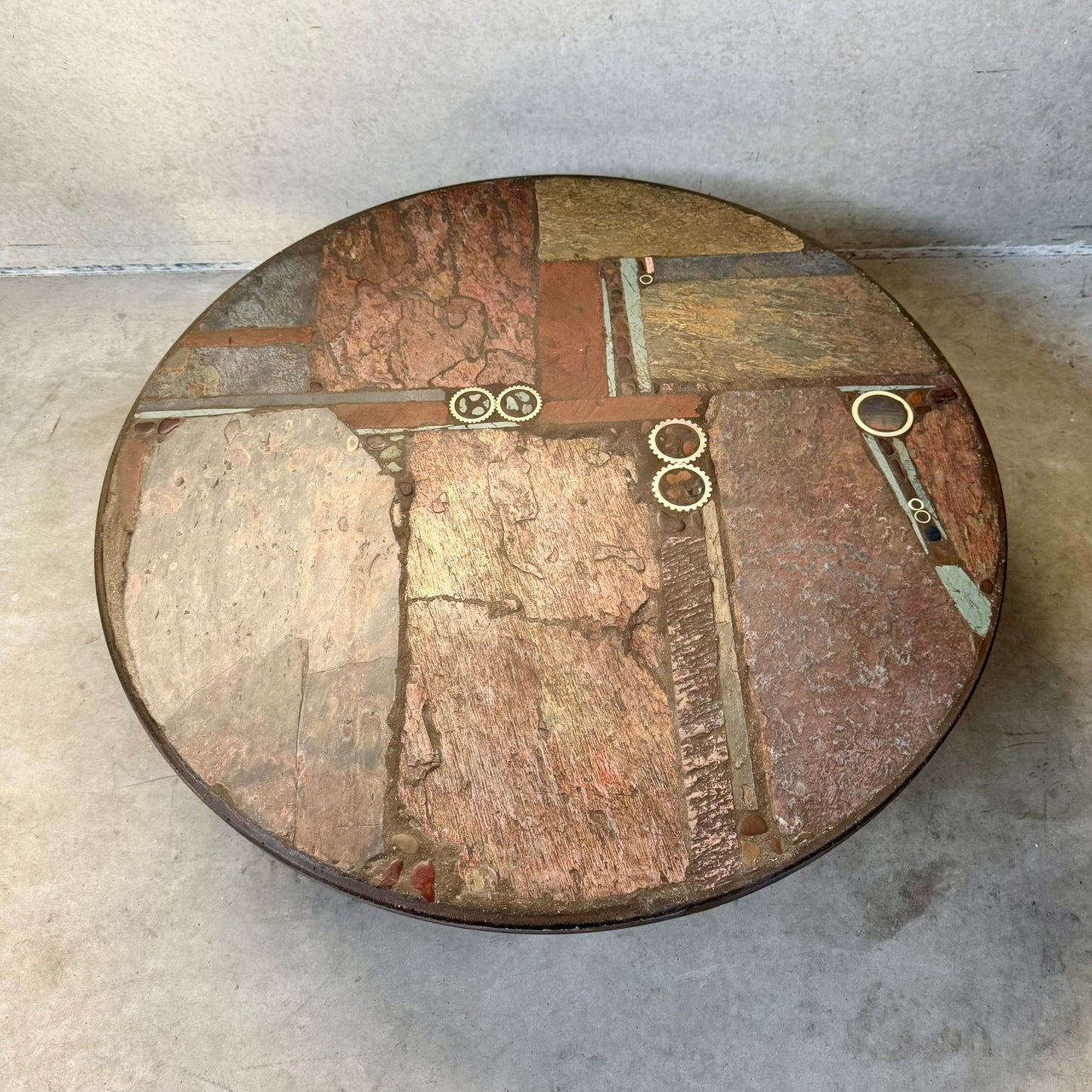 Table basse ronde en ardoise de style brutaliste, œuvre du sculpteur Paul Kingma, Pays-Bas, 1982