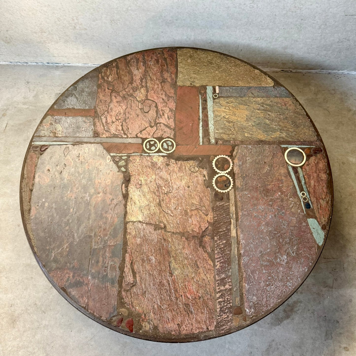 Table basse ronde en ardoise de style brutaliste, œuvre du sculpteur Paul Kingma, Pays-Bas, 1982