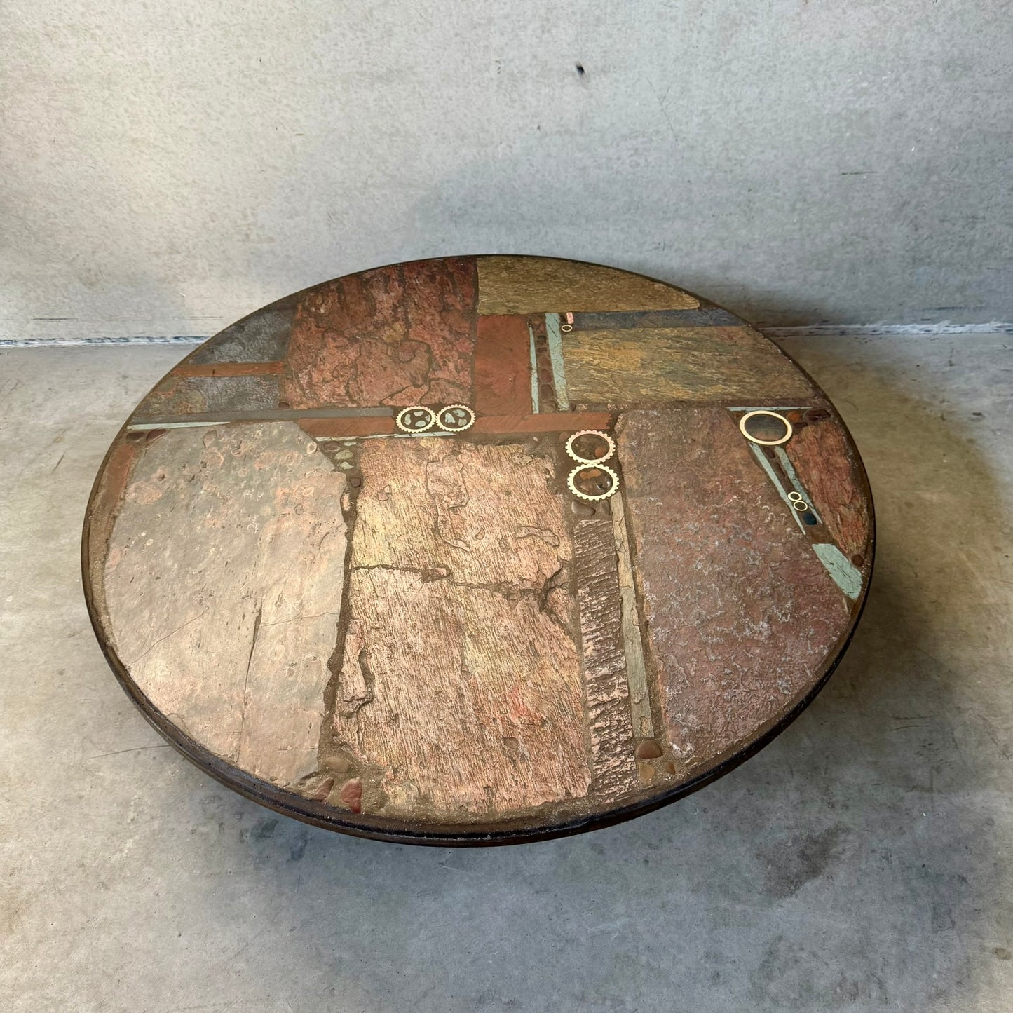 Table basse ronde en ardoise de style brutaliste, œuvre du sculpteur Paul Kingma, Pays-Bas, 1982