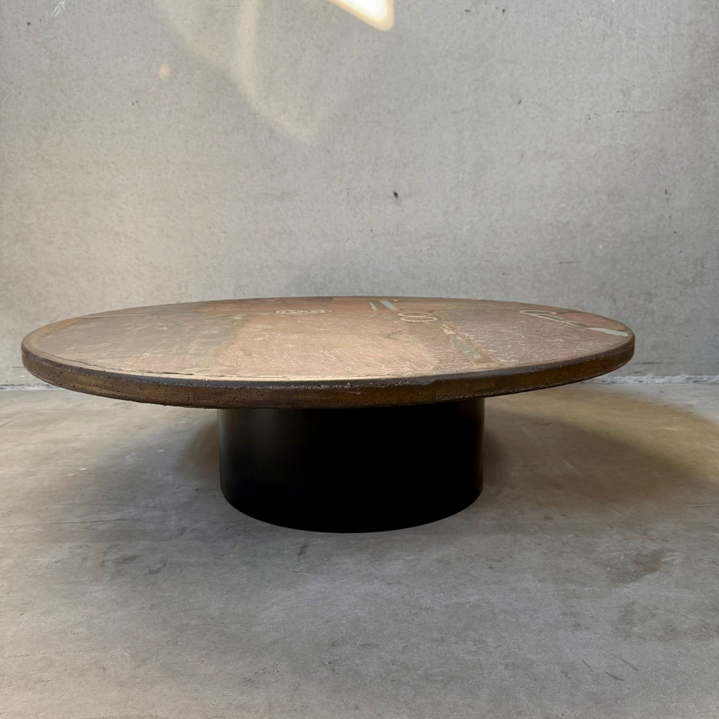 Table basse ronde en ardoise de style brutaliste, œuvre du sculpteur Paul Kingma, Pays-Bas, 1982