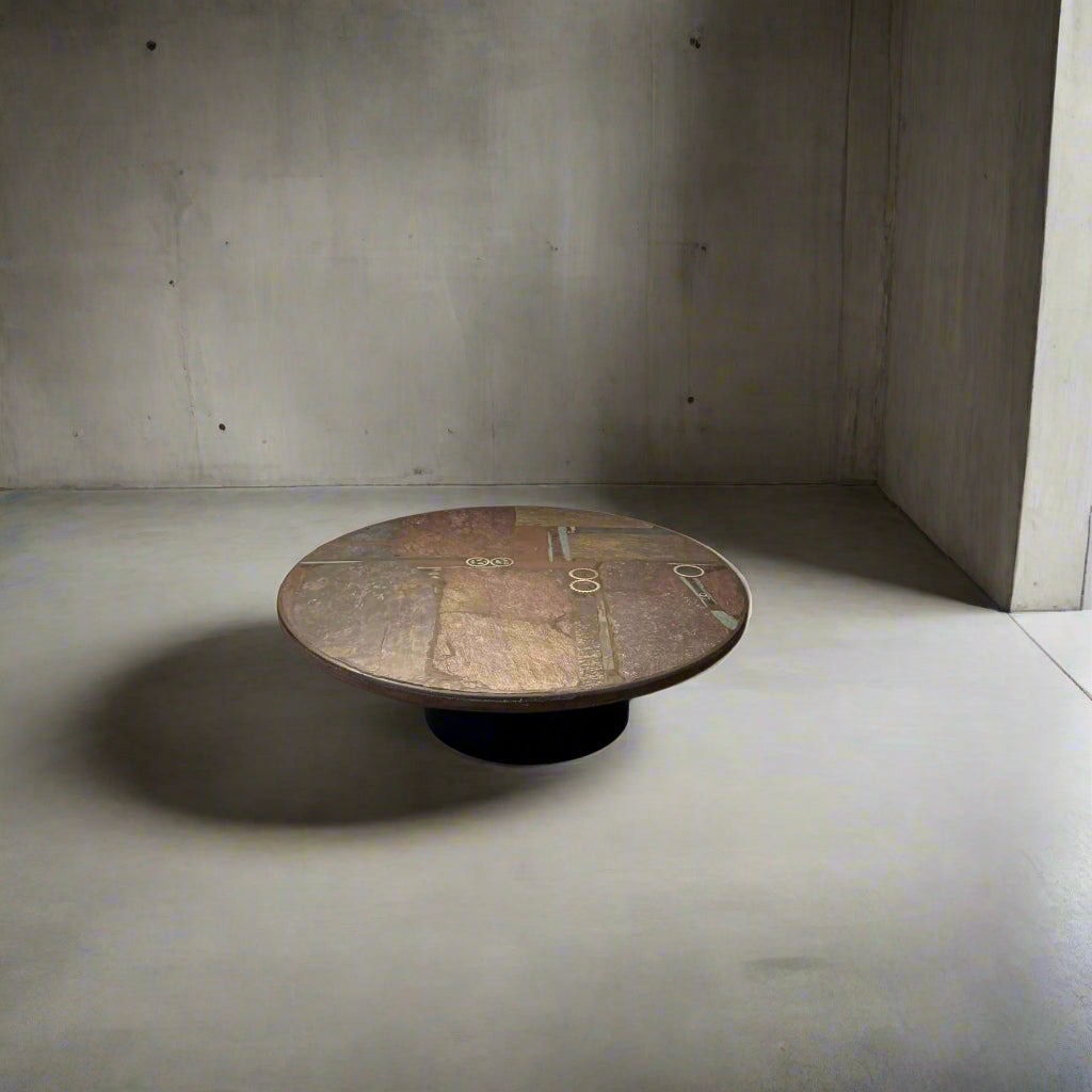 Table basse ronde en ardoise de style brutaliste, œuvre du sculpteur Paul Kingma, Pays-Bas, 1982