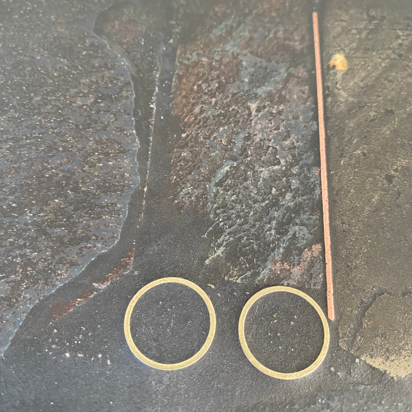 Runder Couchtisch im Stil des Brutalismus, entworfen vom Bildhauer Paul Kingma, Niederlande, 1987