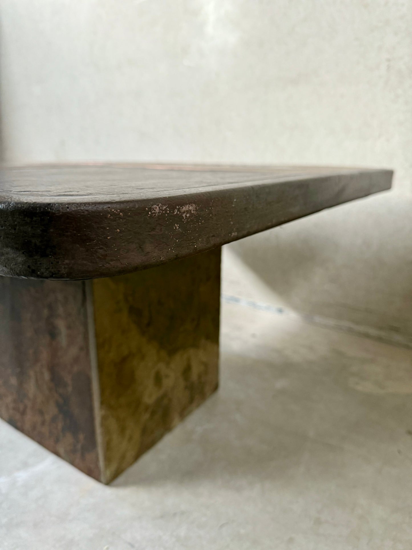 Table basse brutaliste en ardoise, pierre et laiton, par Studio Stam, 1980