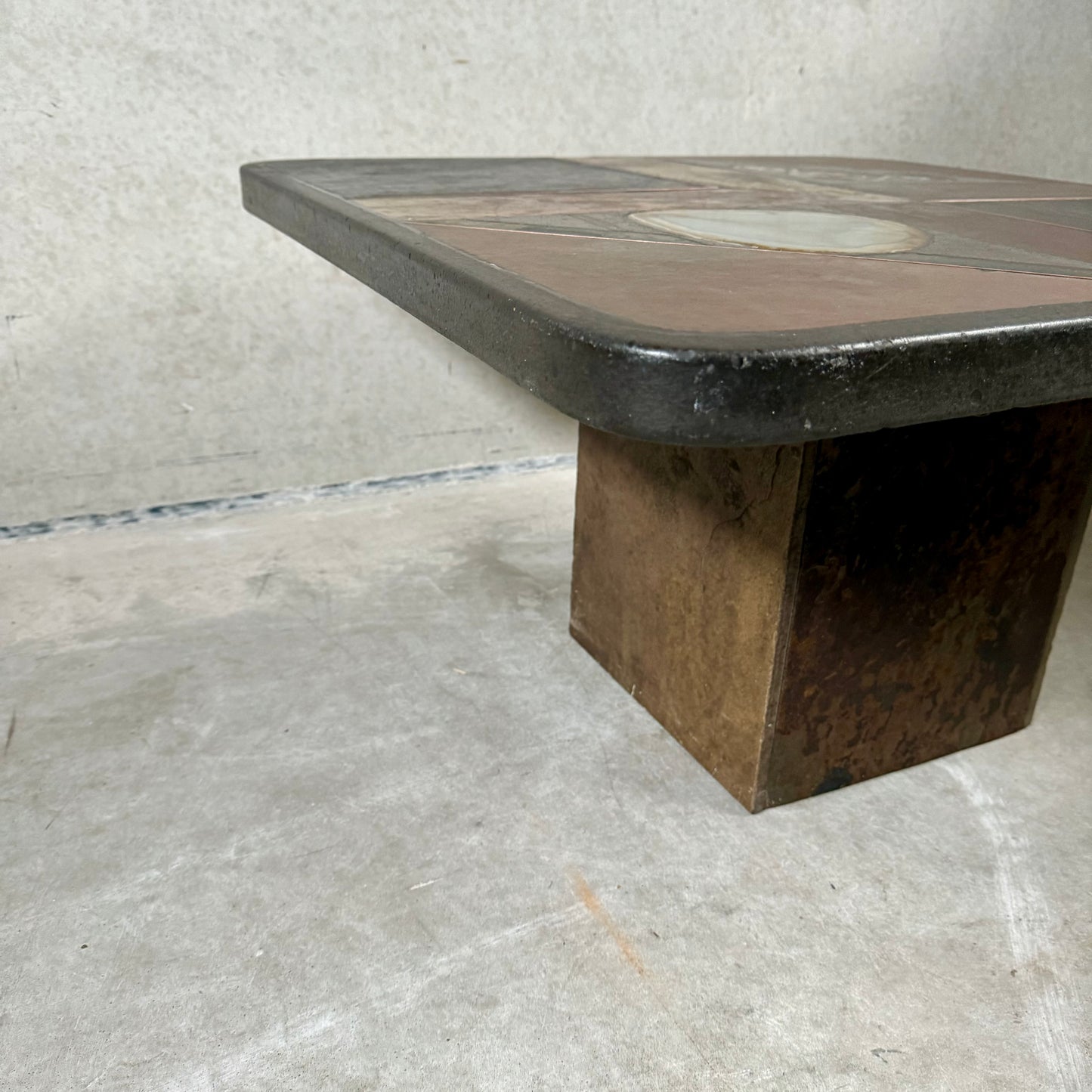 Table basse brutaliste en ardoise, pierre et laiton, par Studio Stam, 1980