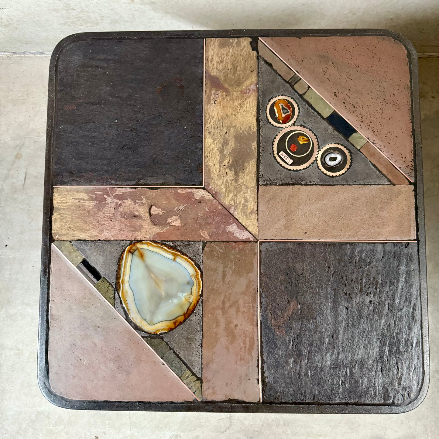 Table basse brutaliste en ardoise, pierre et laiton, par Studio Stam, 1980