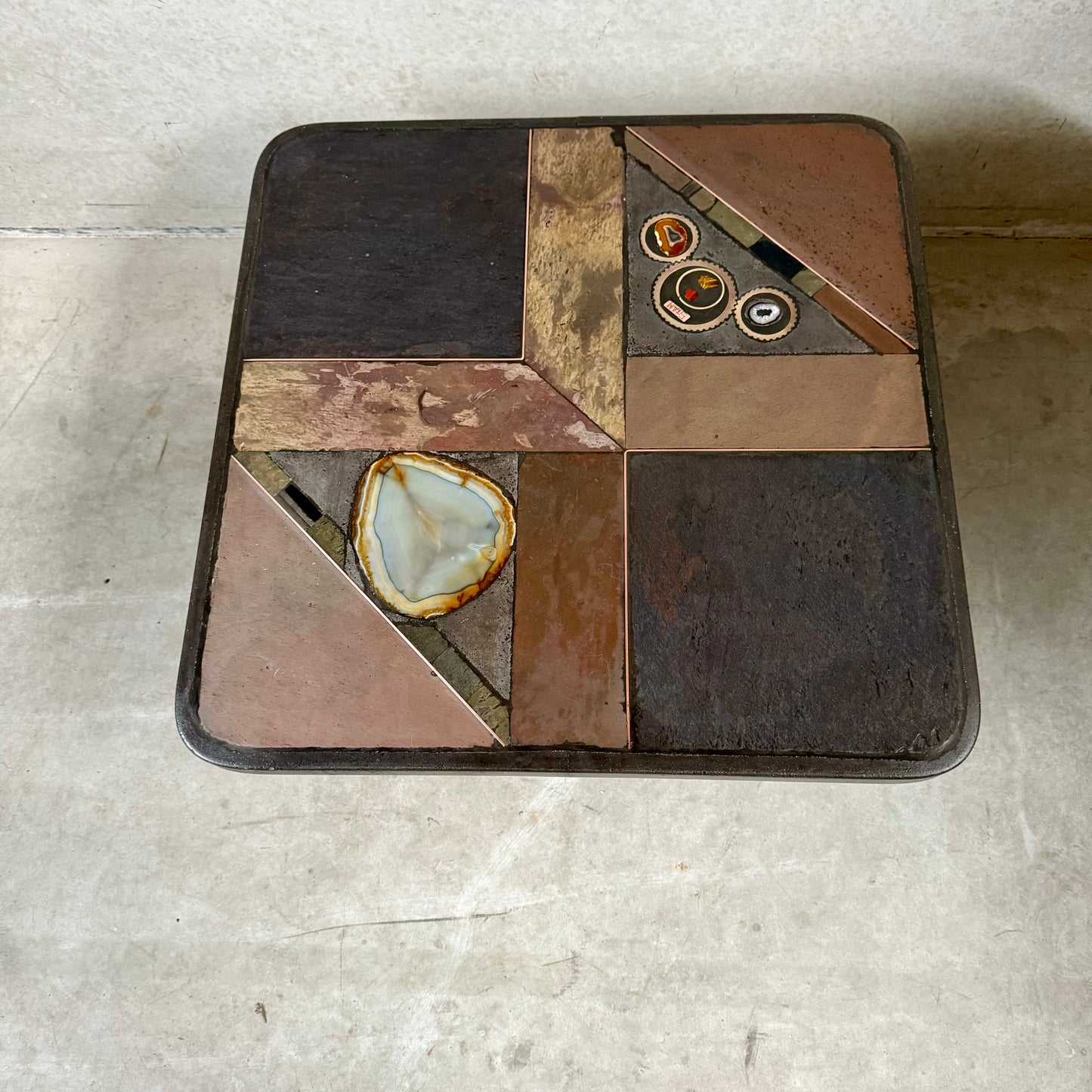 Table basse brutaliste en ardoise, pierre et laiton, par Studio Stam, 1980