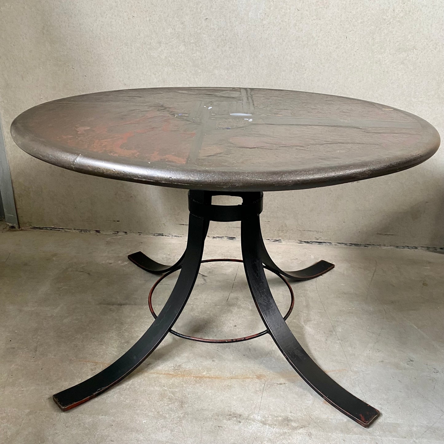 Table de salle à manger ronde de style brutaliste avec piètement en agate et fonte, par Paul Kingma, 1980