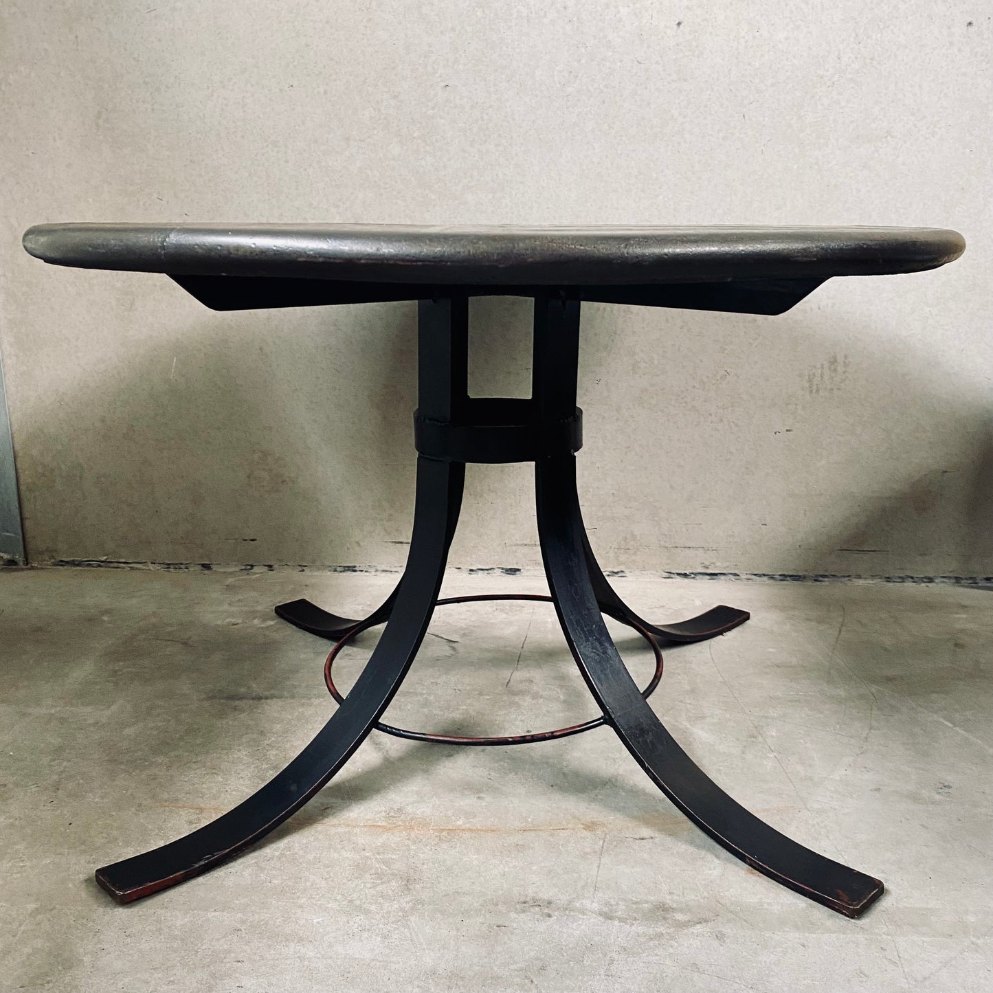 Table de salle à manger ronde de style brutaliste avec piètement en agate et fonte, par Paul Kingma, 1980