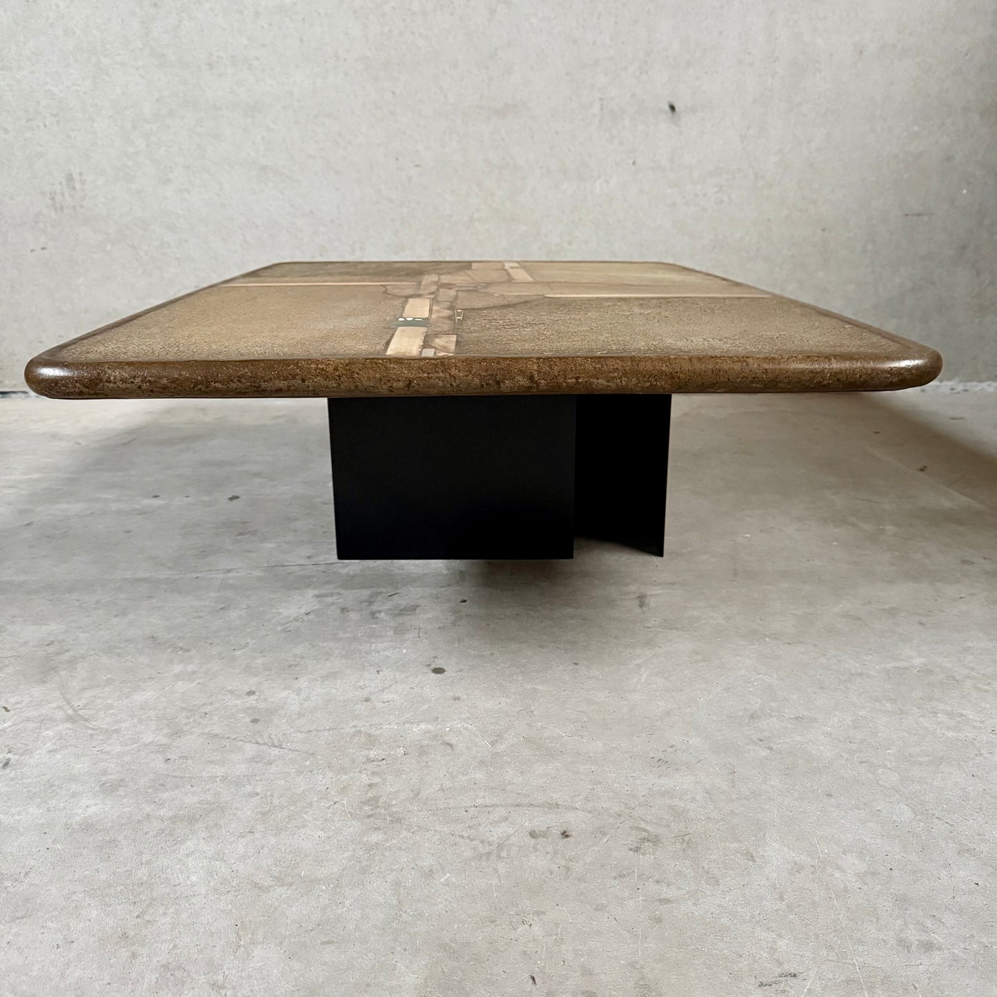 Brutalistischer rechteckiger Couchtisch aus Ammonitenstein im Schieferstil, Paul Kingma, Niederlande, 1996