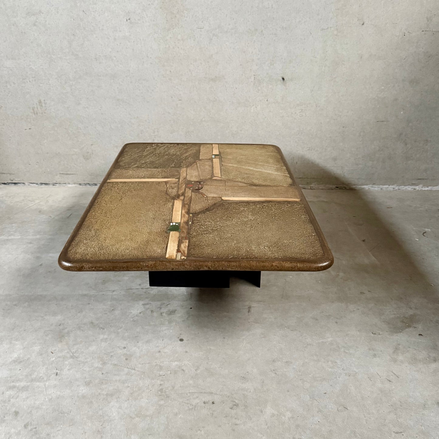 Brutalistischer rechteckiger Couchtisch aus Ammonitenstein im Schieferstil, Paul Kingma, Niederlande, 1996