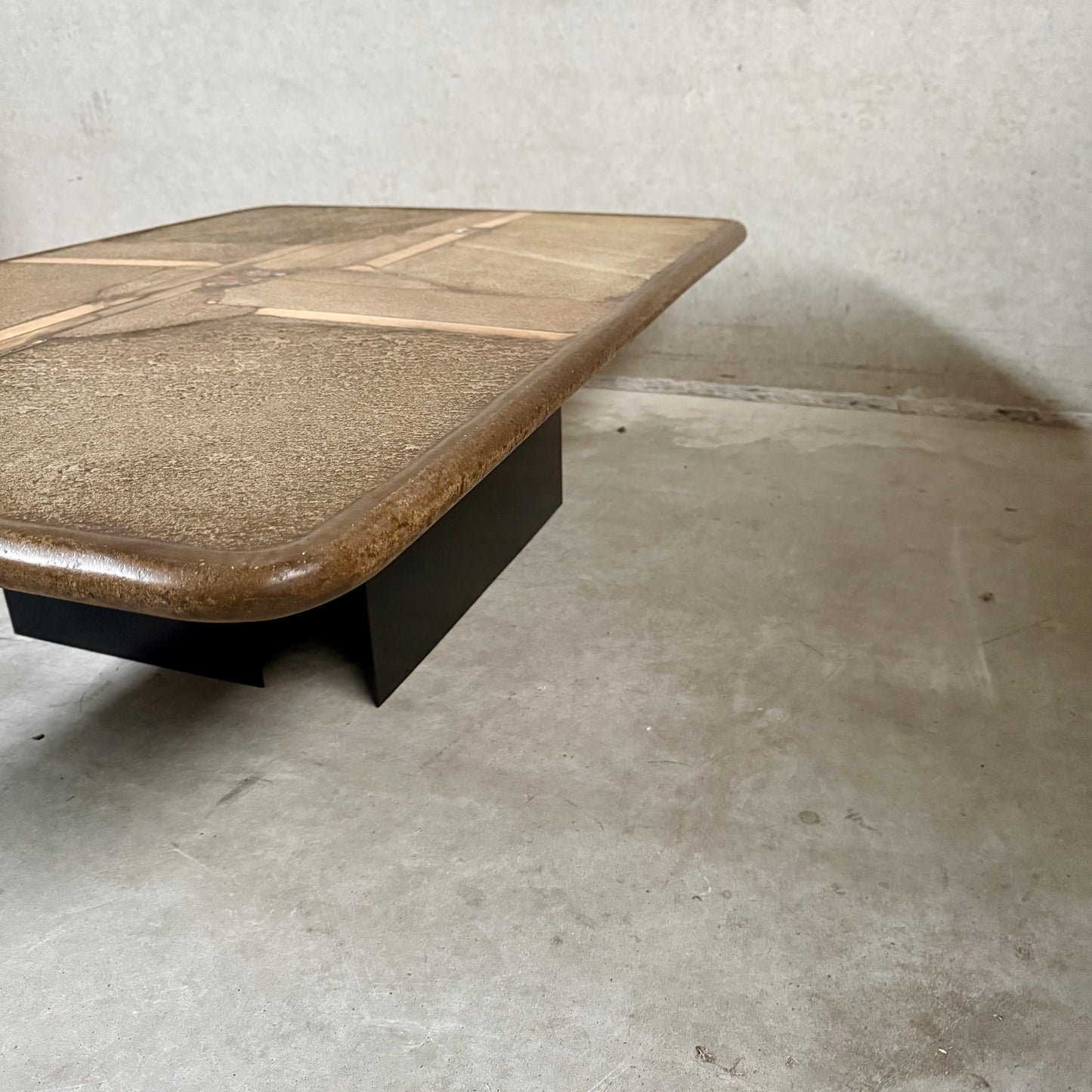 Brutalistischer rechteckiger Couchtisch aus Ammonitenstein im Schieferstil, Paul Kingma, Niederlande, 1996