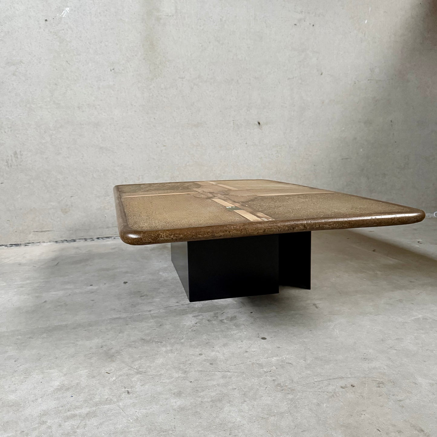 Brutalistischer rechteckiger Couchtisch aus Ammonitenstein im Schieferstil, Paul Kingma, Niederlande, 1996