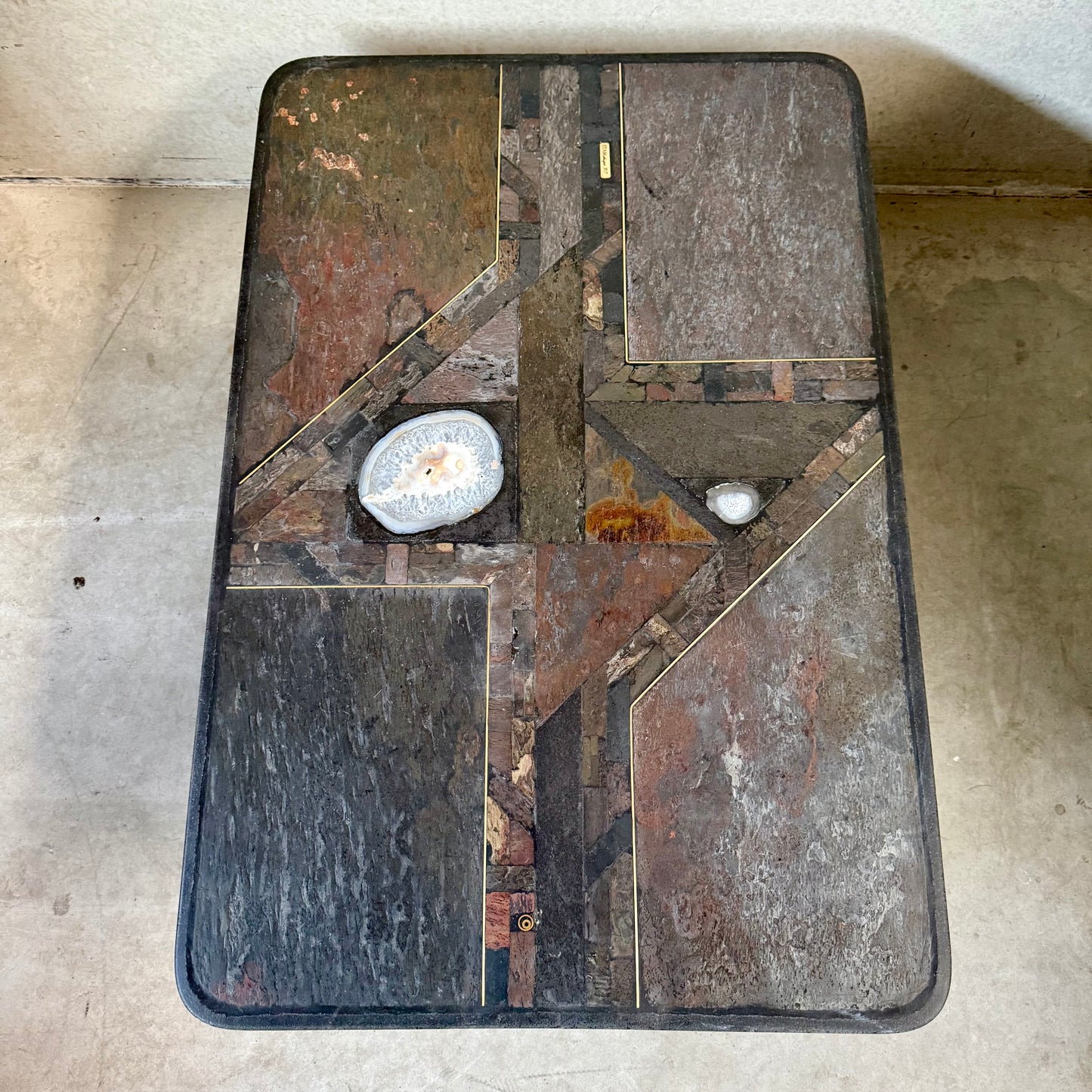 Brutalistischer rechteckiger Couchtisch aus Schiefer und Messing von Studio Stam, 1990