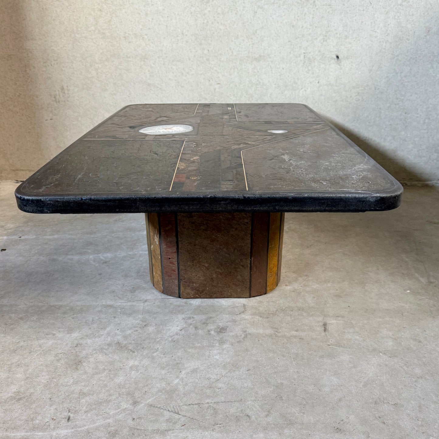 Brutalistischer rechteckiger Couchtisch aus Schiefer und Messing von Studio Stam, 1990