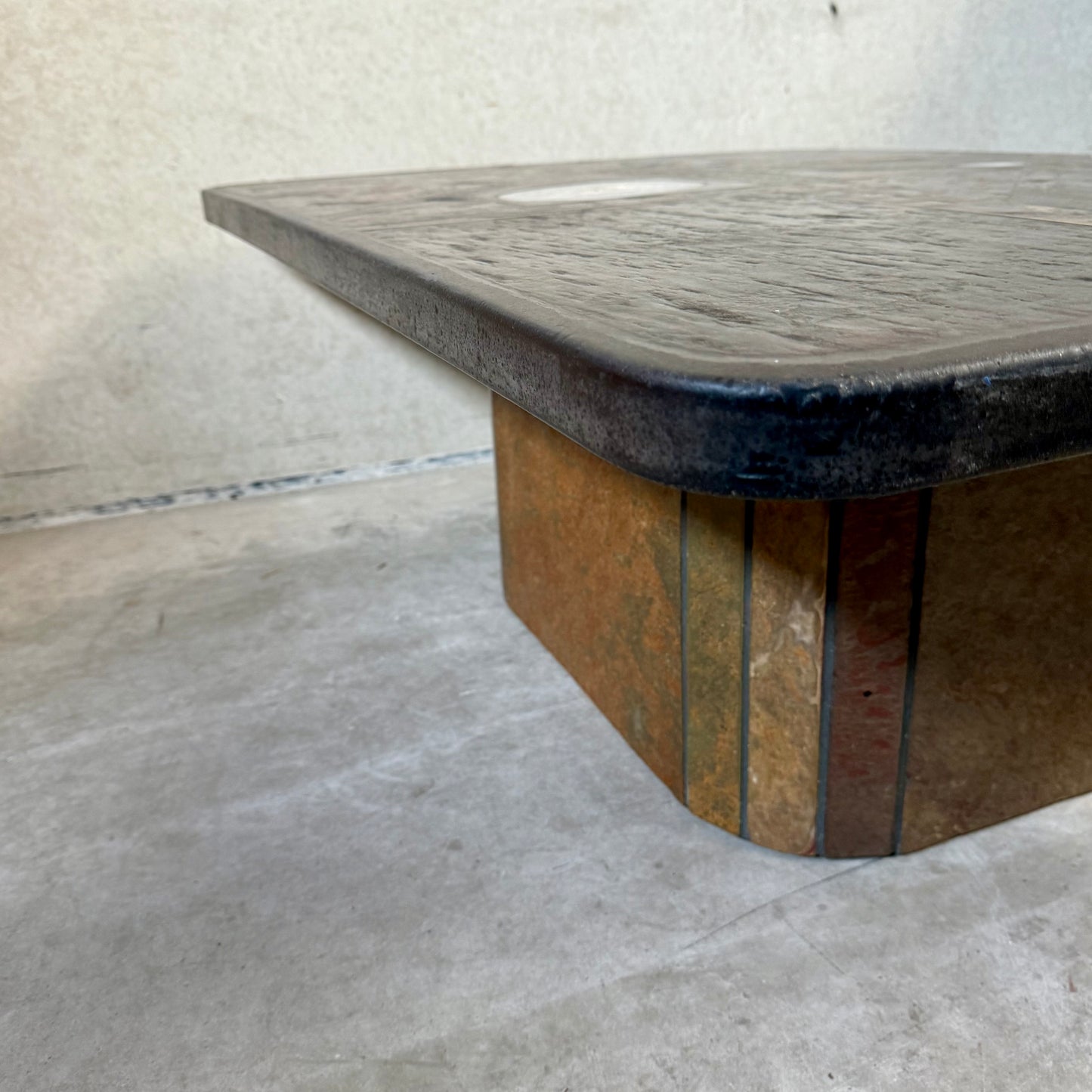 Brutalistischer rechteckiger Couchtisch aus Schiefer und Messing von Studio Stam, 1990