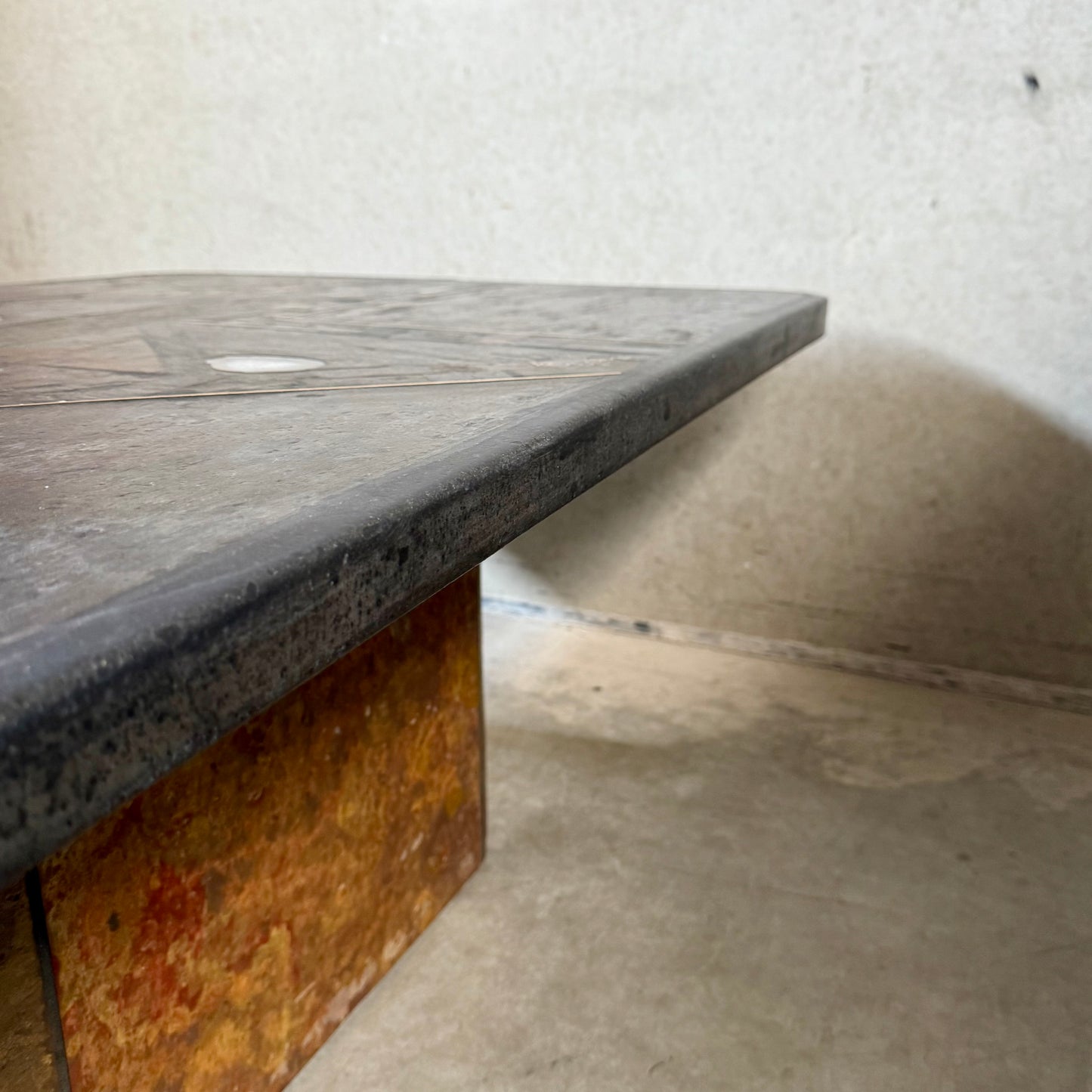 Brutalistischer rechteckiger Couchtisch aus Schiefer und Messing von Studio Stam, 1990