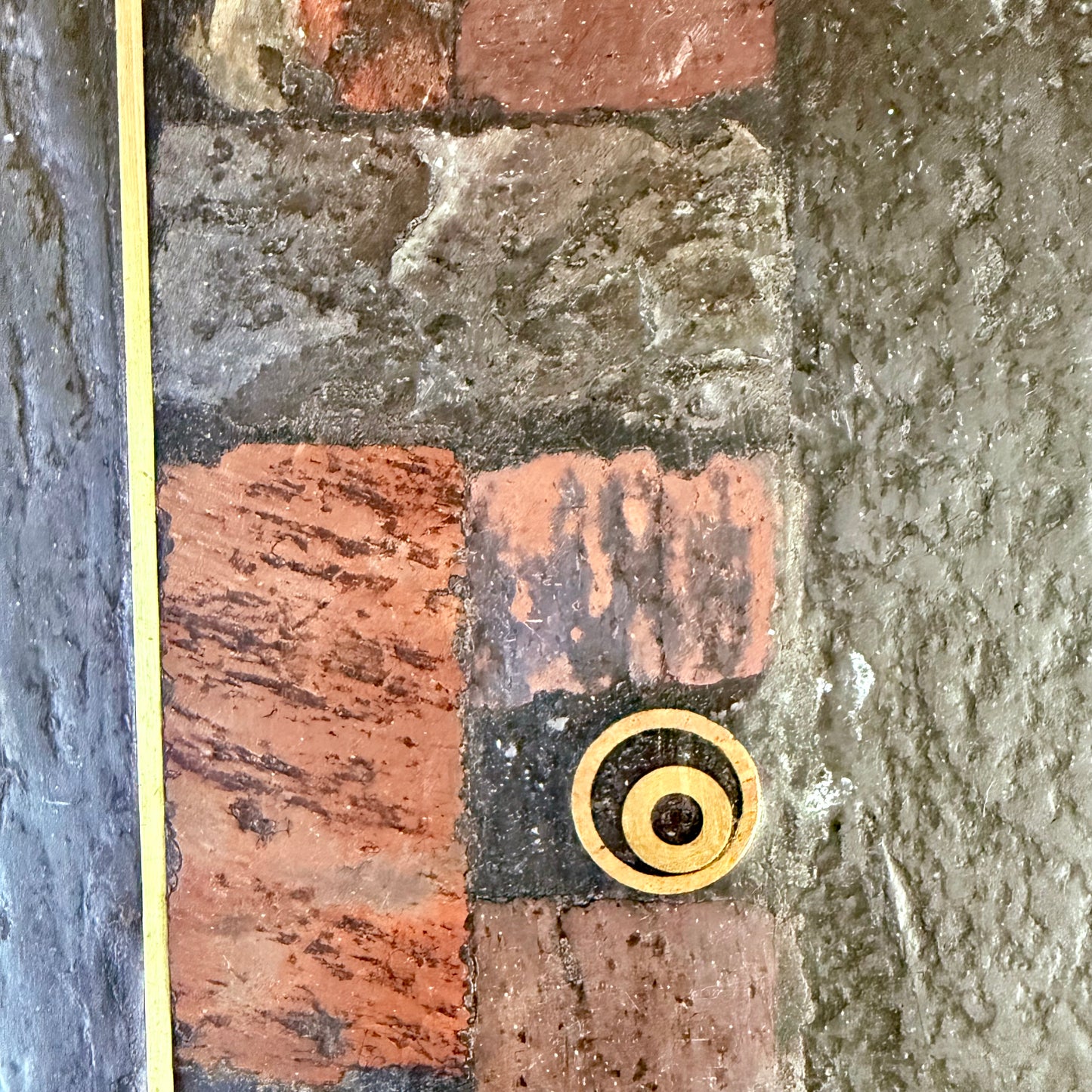 Brutalistischer rechteckiger Couchtisch aus Schiefer und Messing von Studio Stam, 1990