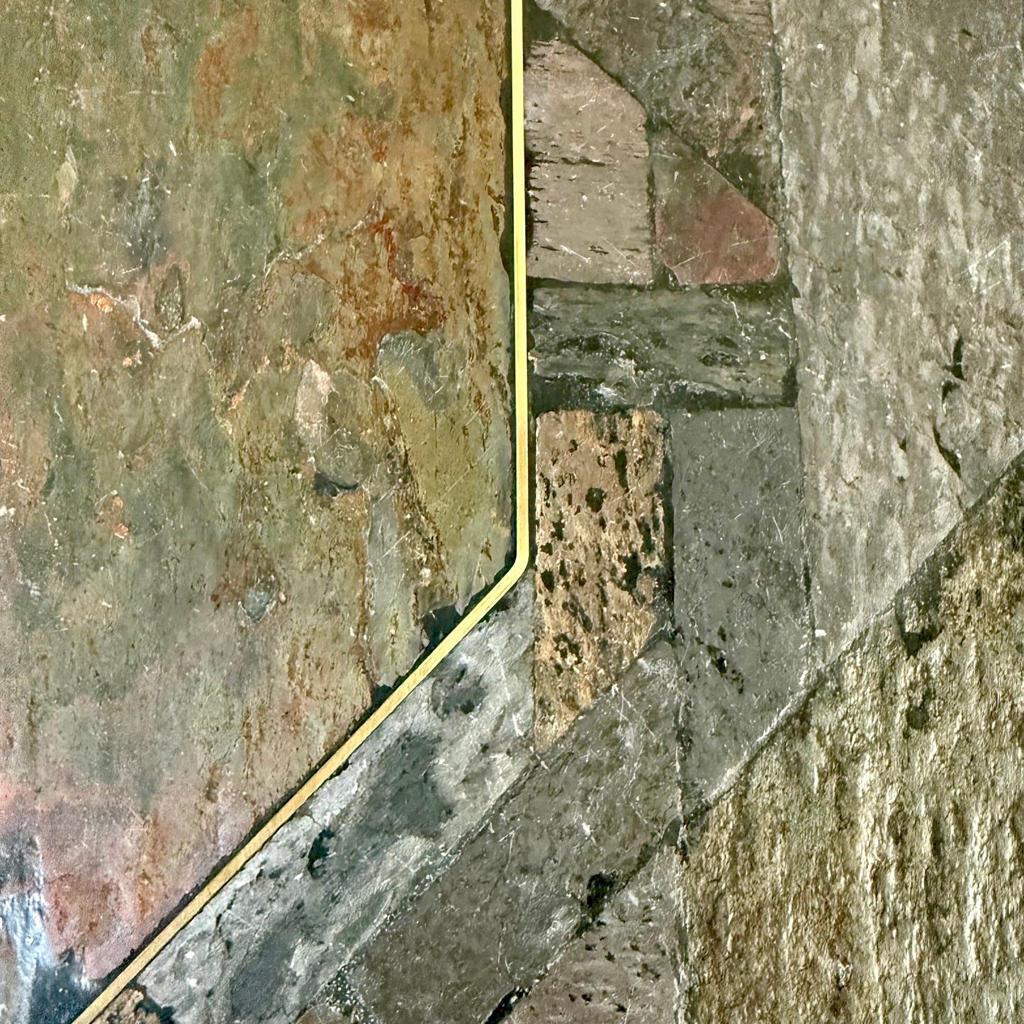 Brutalistischer rechteckiger Couchtisch aus Schiefer und Messing von Studio Stam, 1990