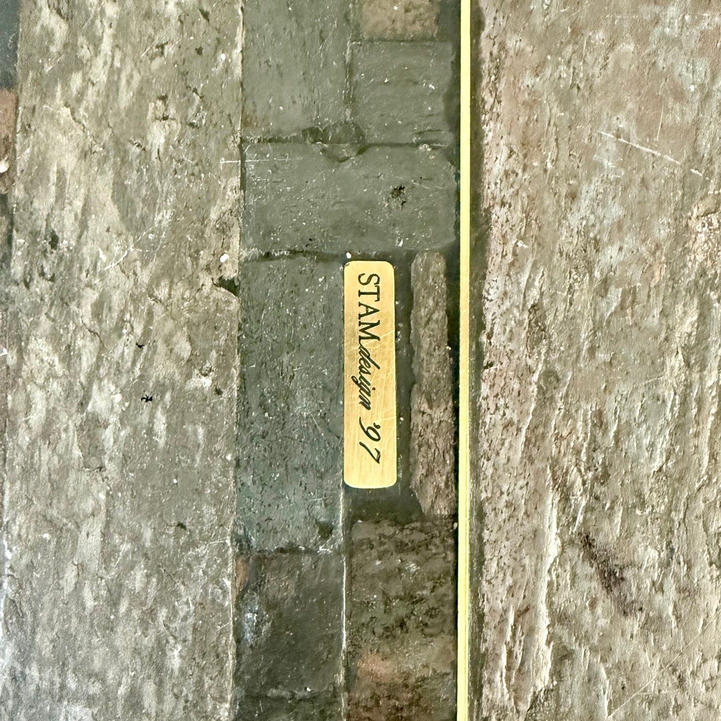 Brutalistischer rechteckiger Couchtisch aus Schiefer und Messing von Studio Stam, 1990