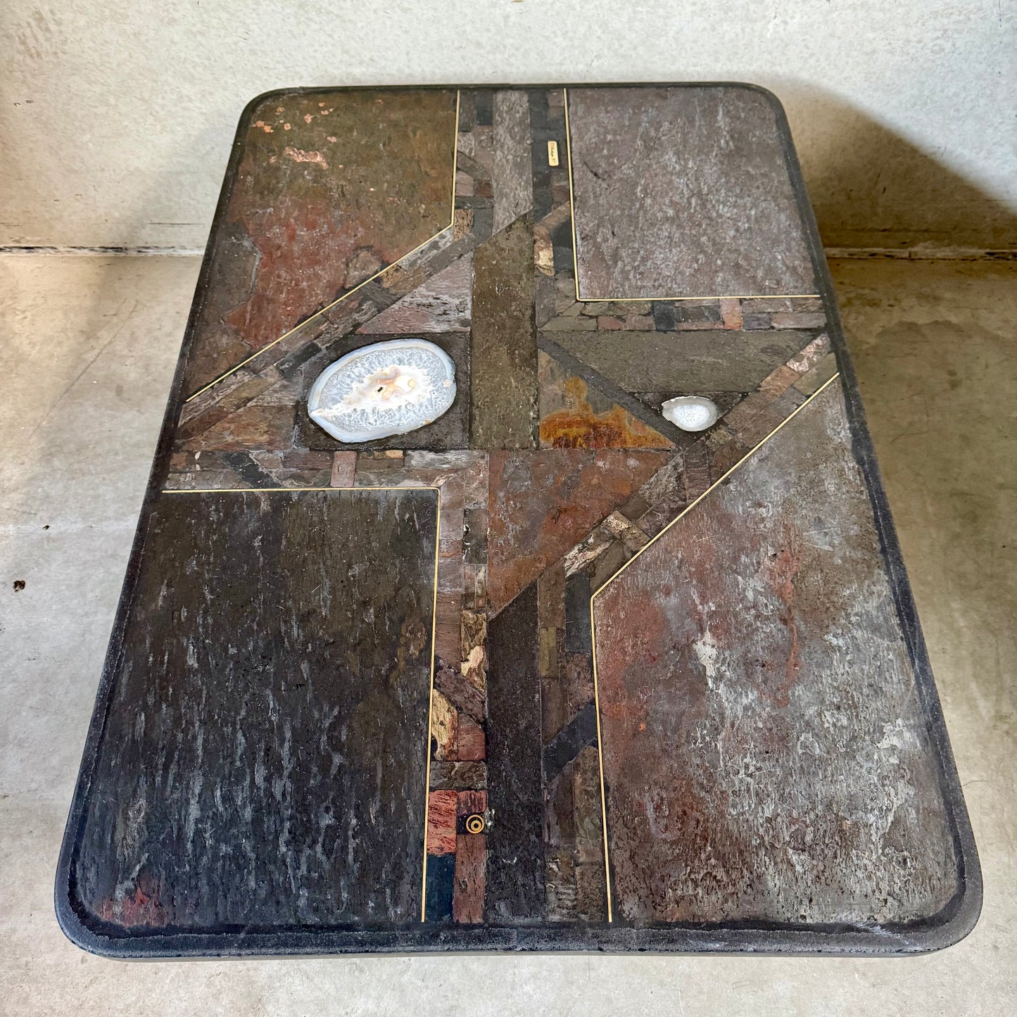 Brutalistischer rechteckiger Couchtisch aus Schiefer und Messing von Studio Stam, 1990