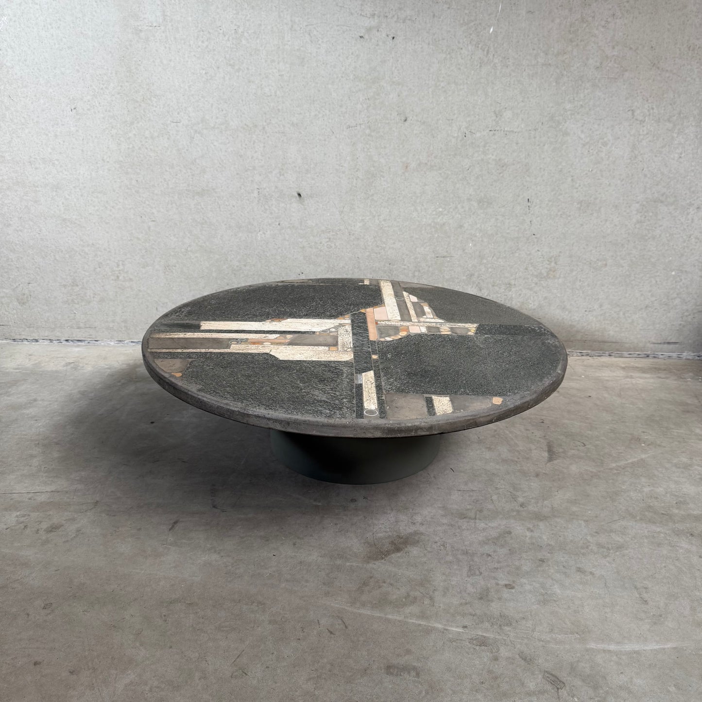 Brutalistischer runder Couchtisch aus grauem Schieferstein vom Bildhauer Paul Kingma, Niederlande, 1984