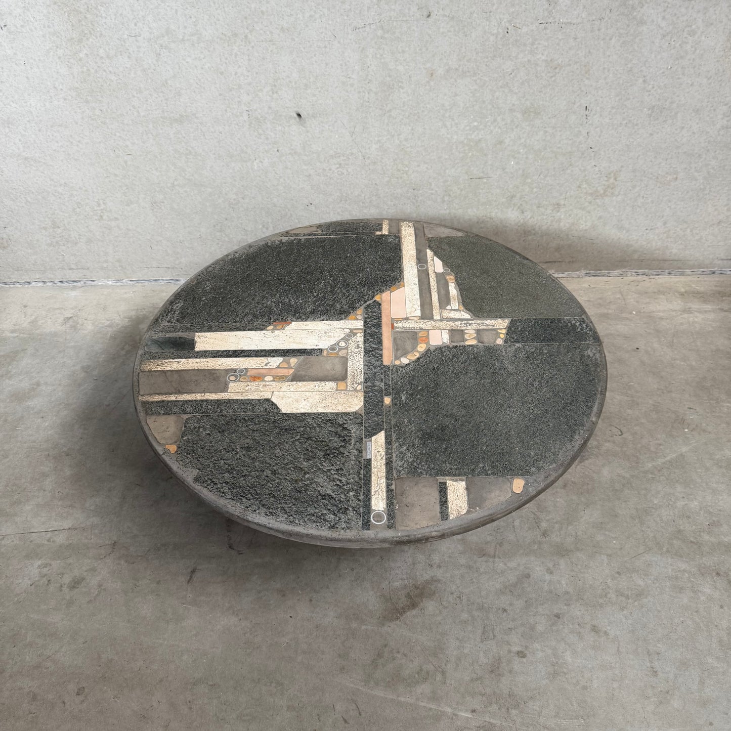 Brutalistischer runder Couchtisch aus grauem Schieferstein vom Bildhauer Paul Kingma, Niederlande, 1984