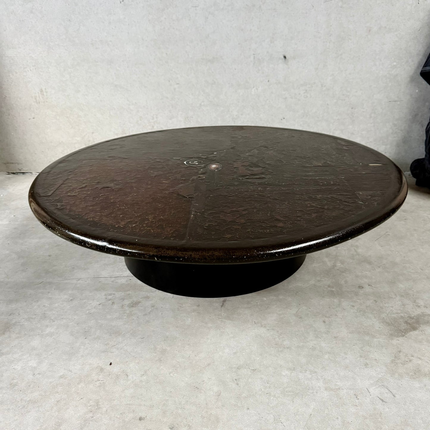 Brutalistischer runder Couchtisch aus Schiefer und Achat von Paul Kingma, Niederlande, 1989
