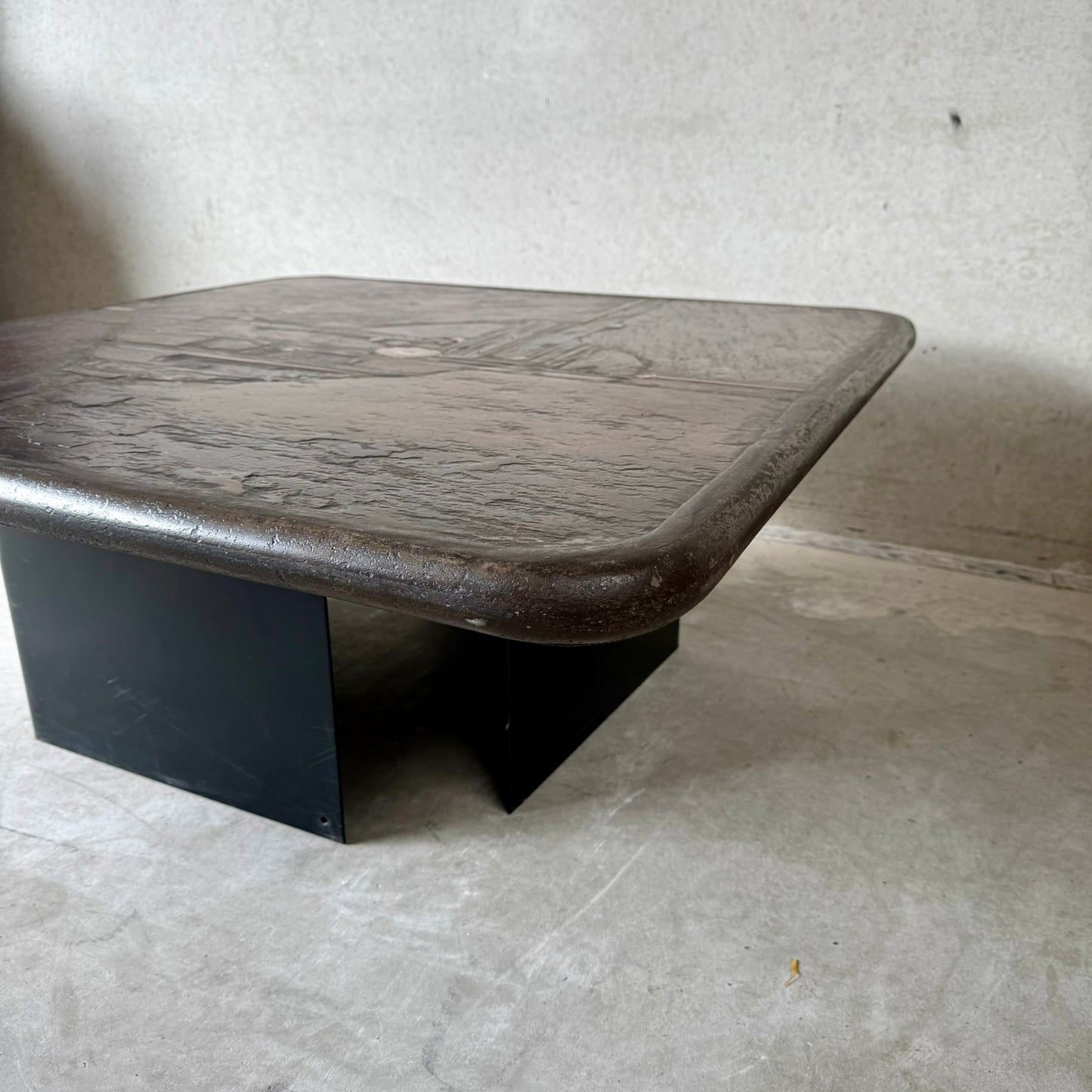 Table basse carrée brutaliste en ardoise et agate brune par Paul Kingma 1990