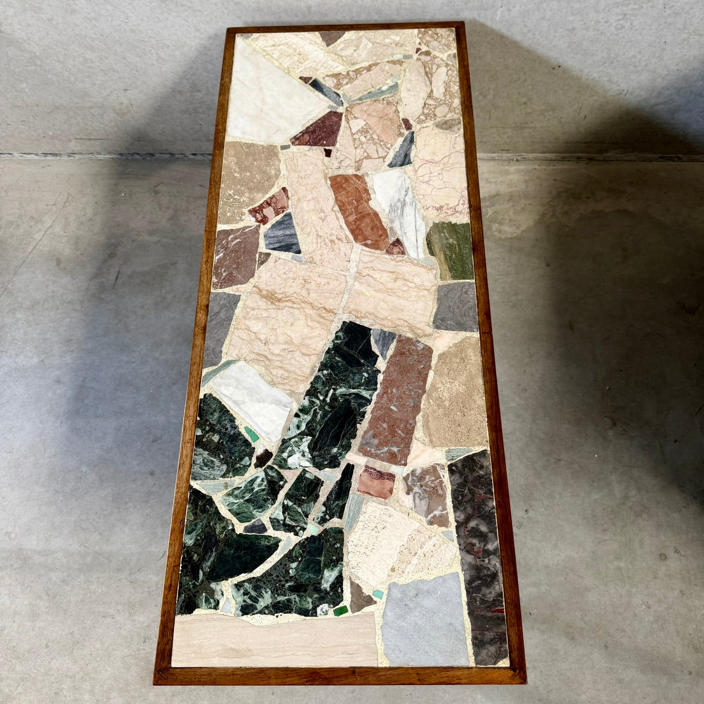 Table basse rectangulaire brutaliste en terrazzo