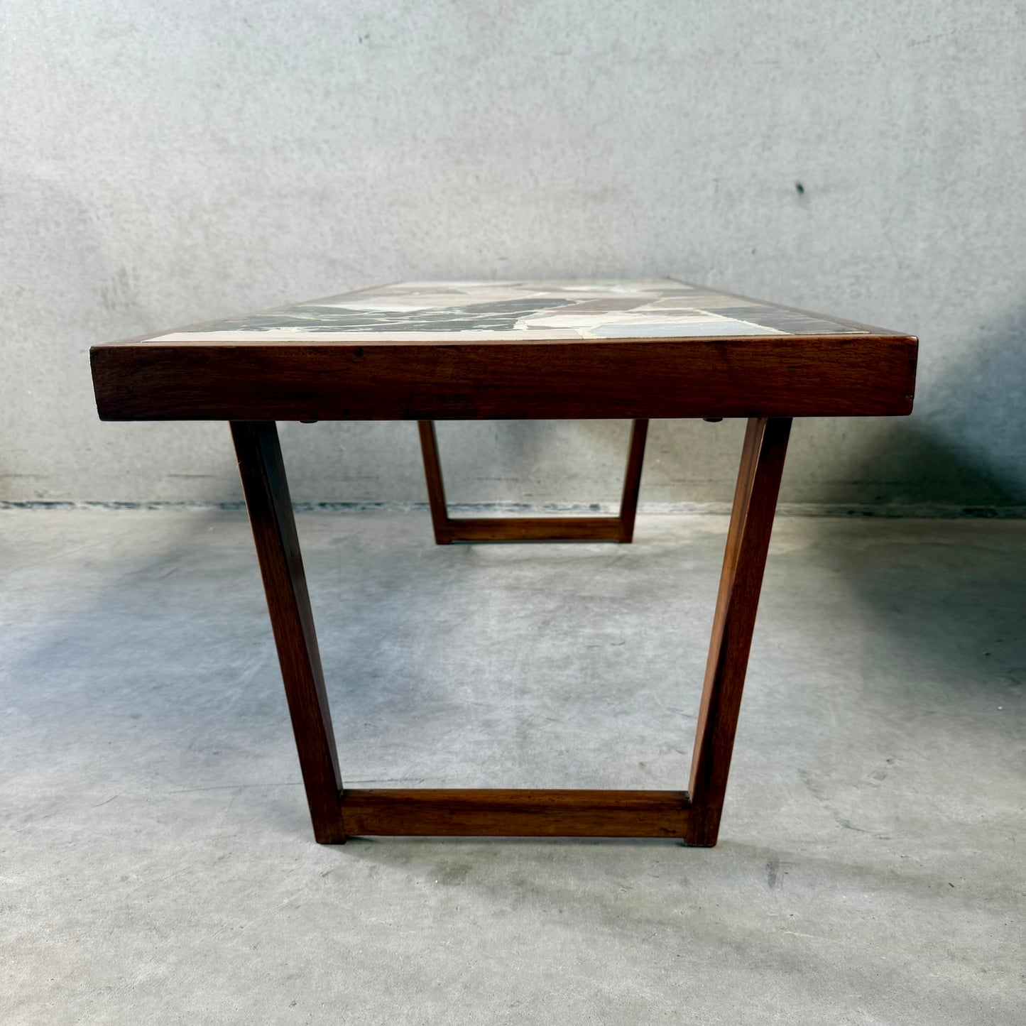 Table basse rectangulaire brutaliste en terrazzo