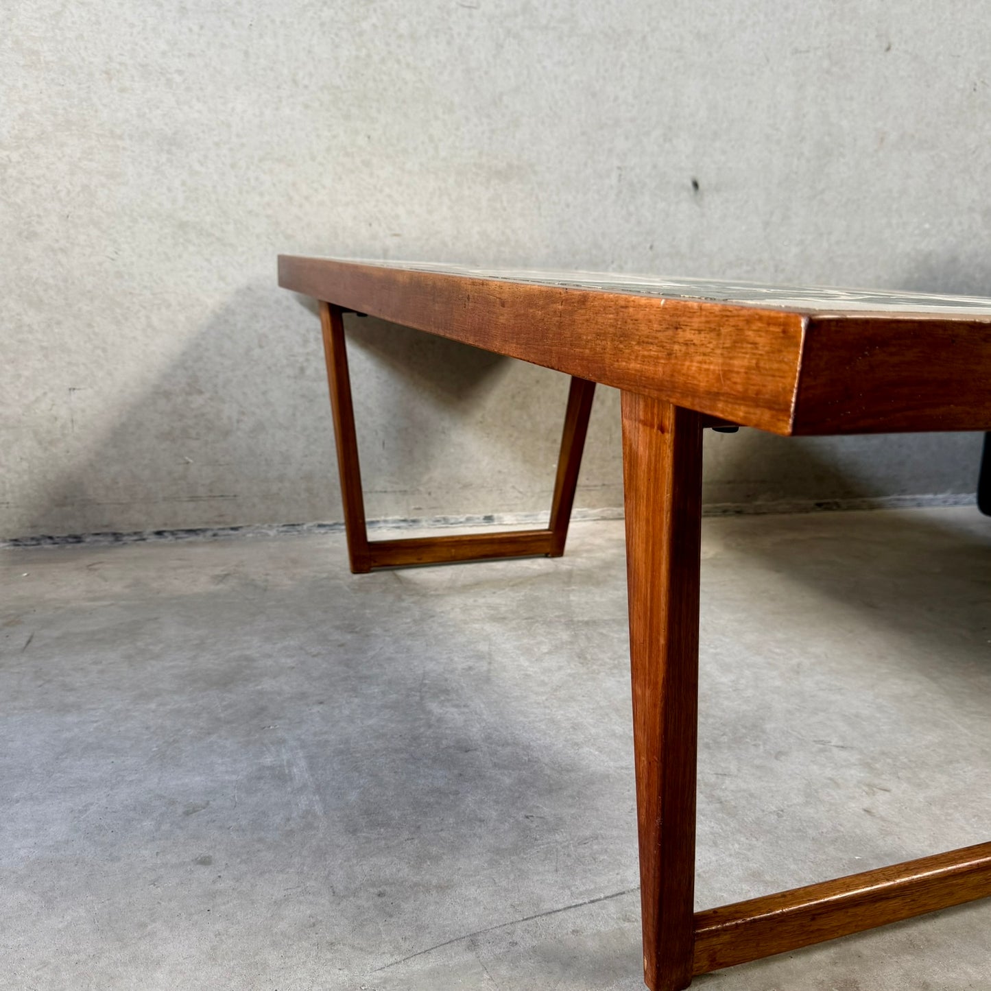 Table basse rectangulaire brutaliste en terrazzo