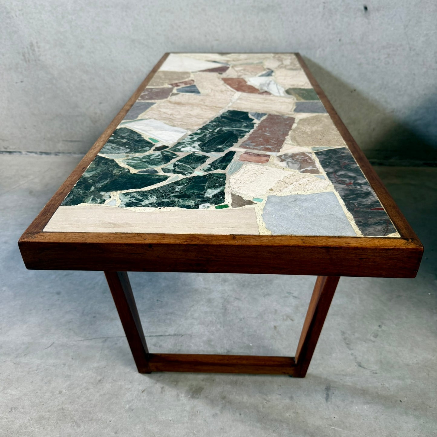 Table basse rectangulaire brutaliste en terrazzo