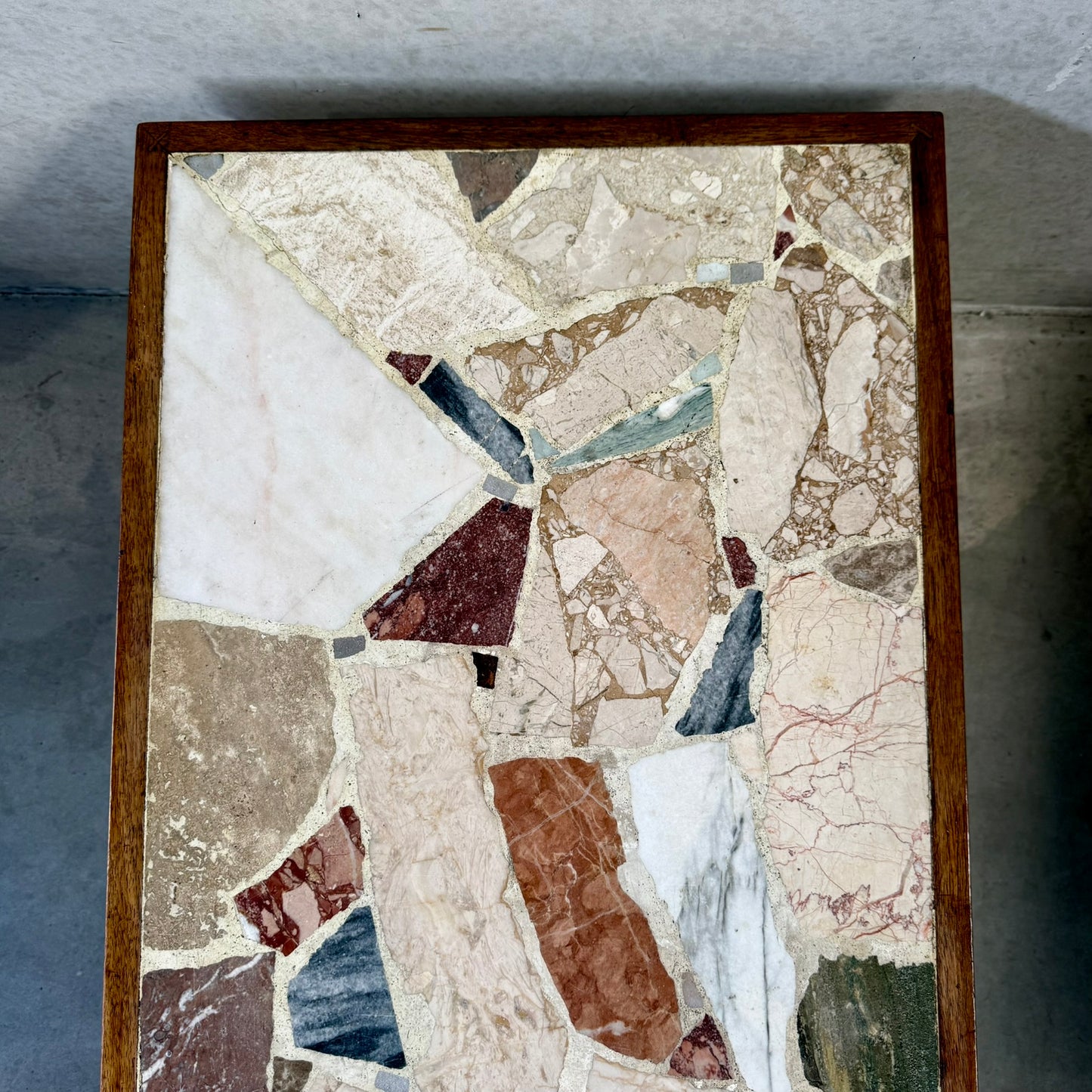 Table basse rectangulaire brutaliste en terrazzo
